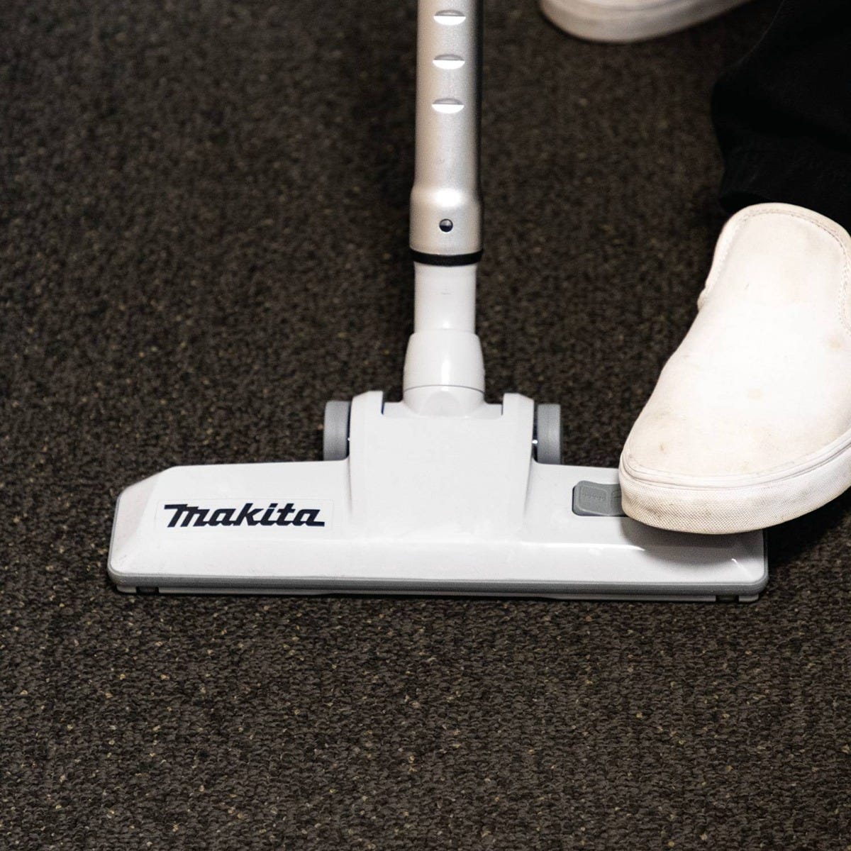 Makita GCV05ZX 40V max XGT Brushless Cordless 2 Quart HEPA Filter Backpack Dry Vacuum, Tool Only