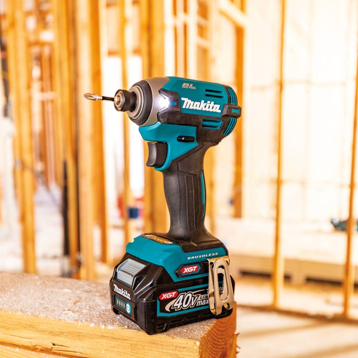 Makita GT201M1D1 40V max XGT Brushless Cordless 2-Pc. Combo Kit (2.5Ah/4.0Ah)
