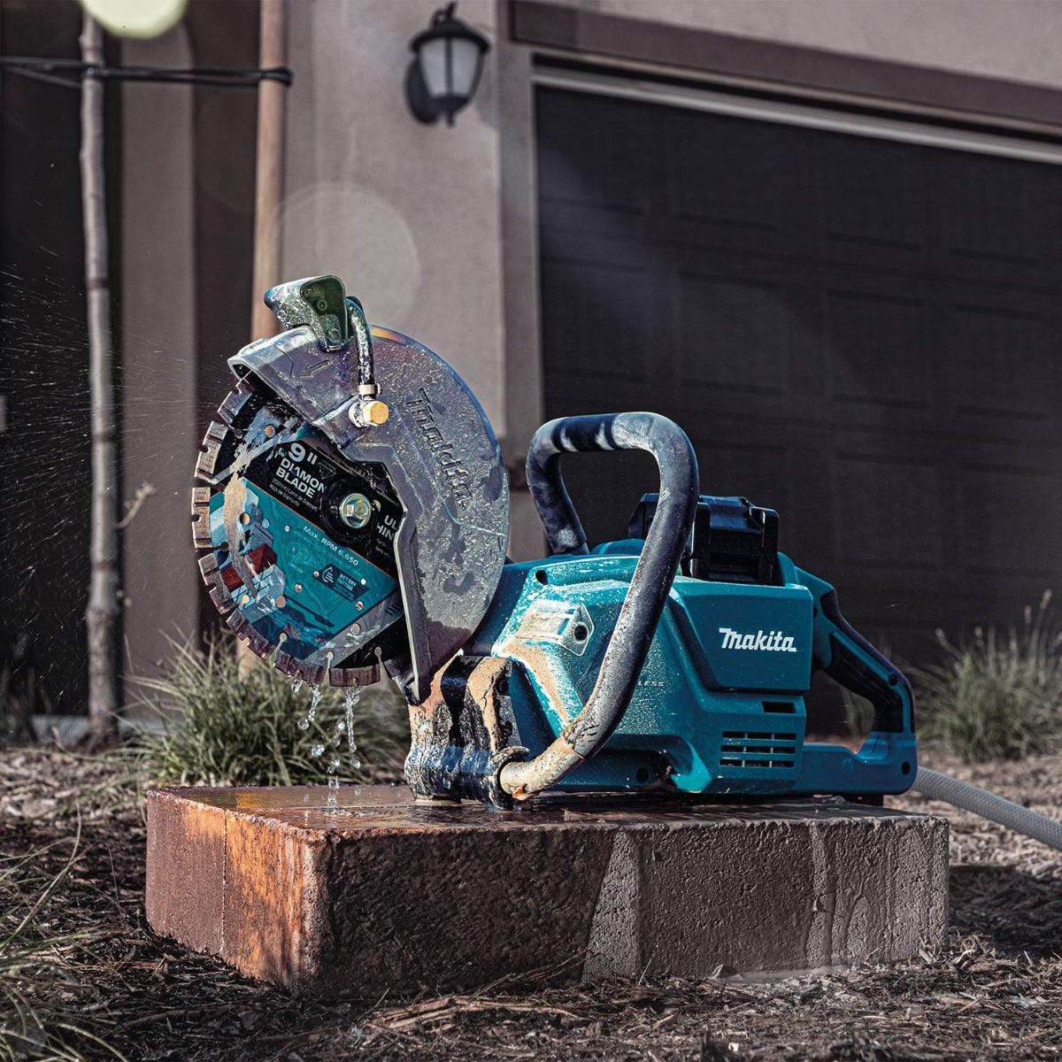 Makita GEC03T 40V max XGT Brushless Cordless 9" Power Cutter Kit, with AFT, Electric Brake (5.0 Ah)
