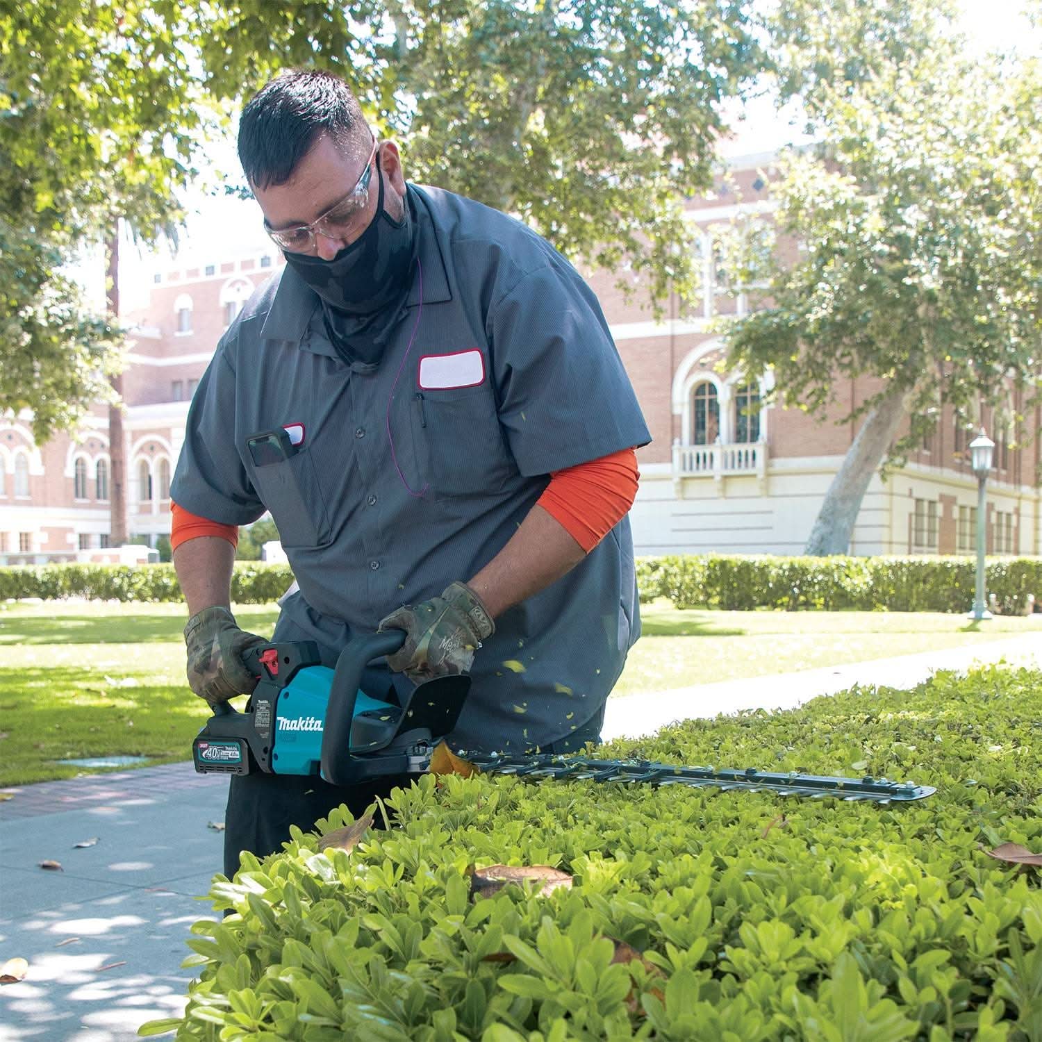 Makita GHU01M1 40V max XGT Brushless Cordless 24" Rough Cut Hedge Trimmer Kit (4.0Ah)