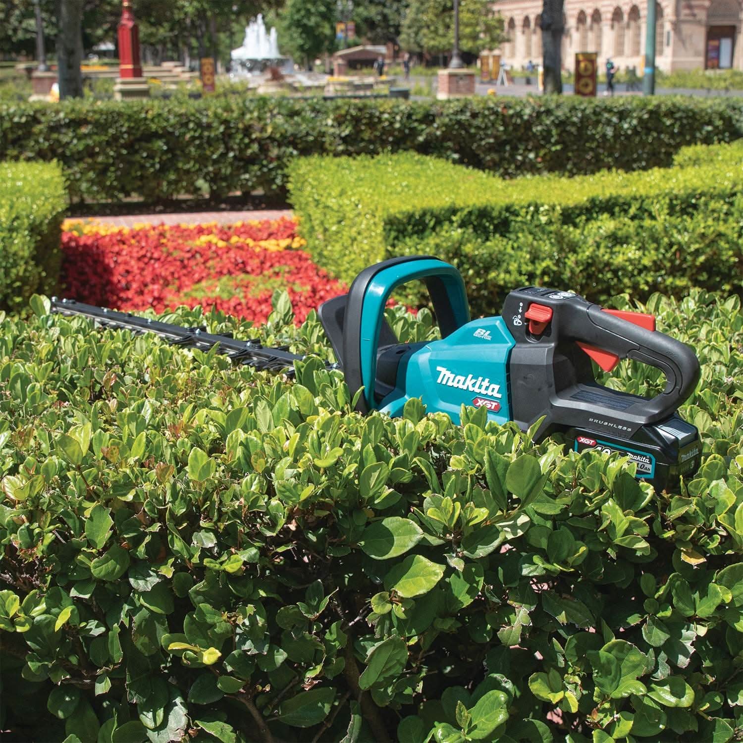 Makita GHU01M1 40V max XGT Brushless Cordless 24" Rough Cut Hedge Trimmer Kit (4.0Ah)