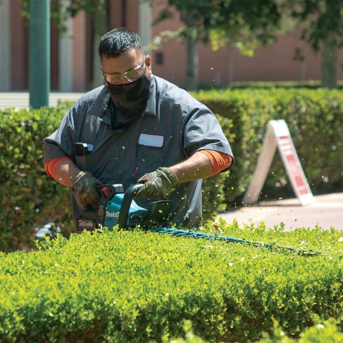 Makita 40V max XGT Brushless 30" Hedge Trimmer Kit (4.0Ah) with 4-Speed Compact Stick Vacuum
