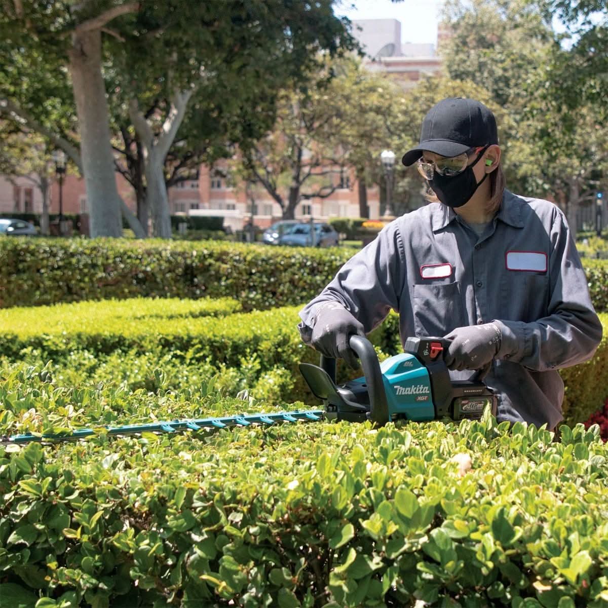 Makita 40V max XGT Brushless 30" Hedge Trimmer Kit (4.0Ah) with 4-Speed Compact Stick Vacuum