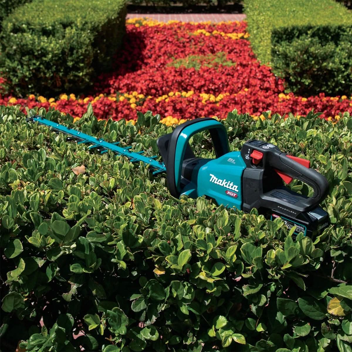 Makita 40V max XGT Brushless 30" Hedge Trimmer Kit (4.0Ah) with 4-Speed Compact Stick Vacuum