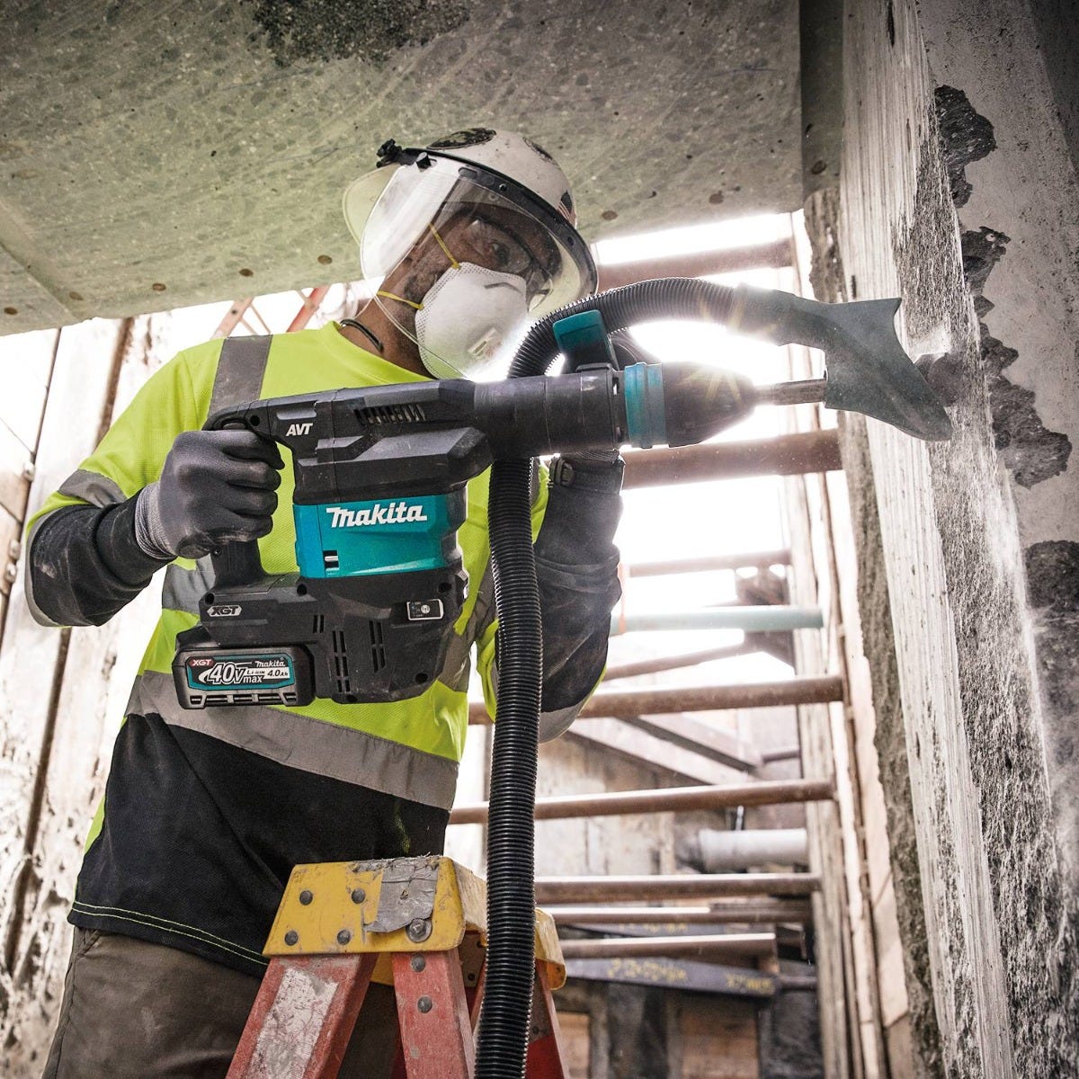 Makita GMH01M1 40V max XGT Brushless Cordless 15 lb. SDS-MAX AVT Demolition Hammer Kit, AWS Capable (4.0Ah)