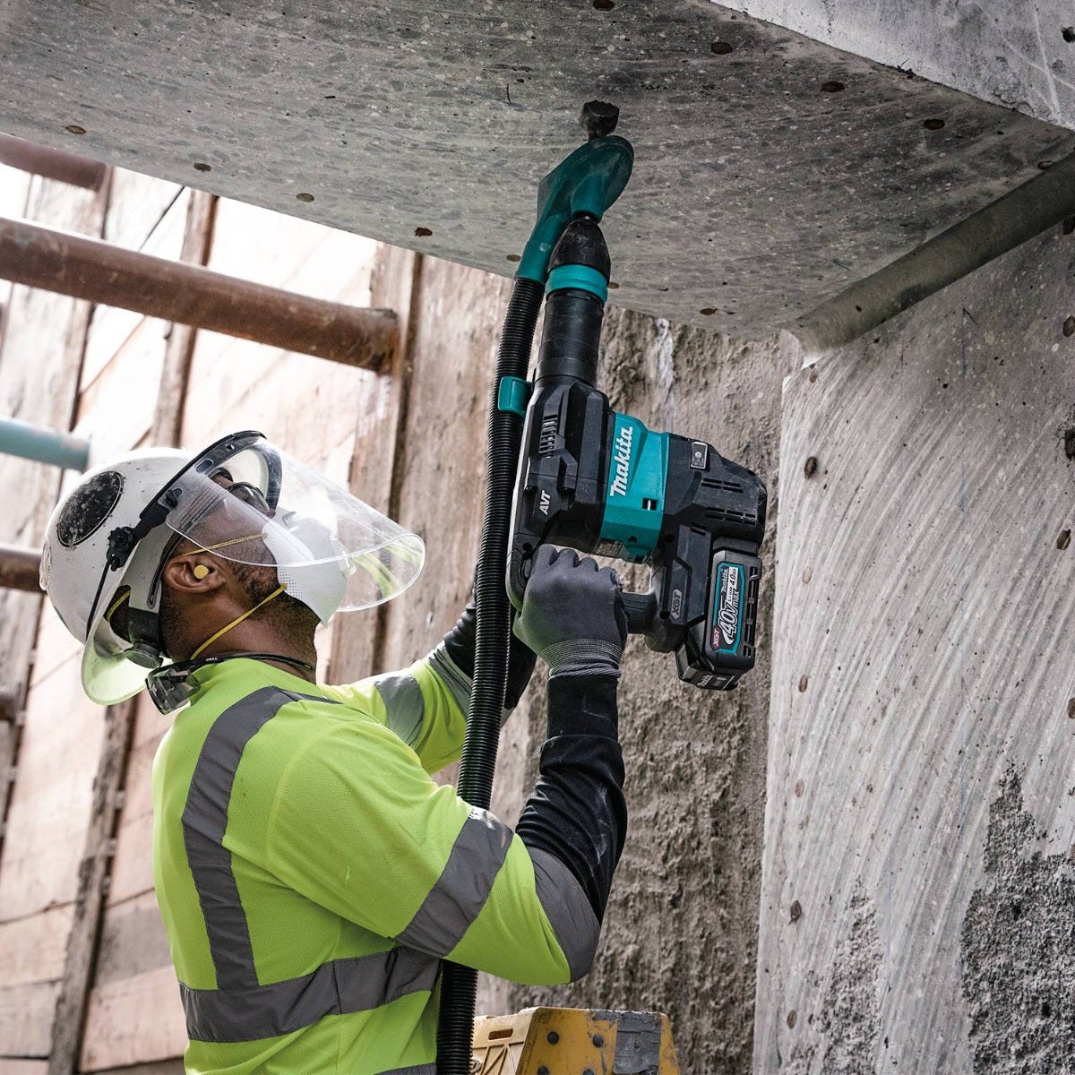 Makita GMH01M1 40V max XGT Brushless Cordless 15 lb. SDS-MAX AVT Demolition Hammer Kit, AWS Capable (4.0Ah)