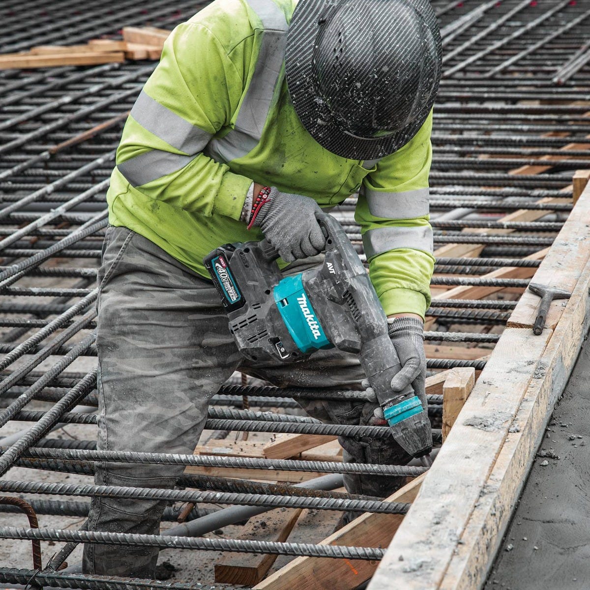 Makita GMH01M1 40V max XGT Brushless Cordless 15 lb. SDS-MAX AVT Demolition Hammer Kit, AWS Capable (4.0Ah)