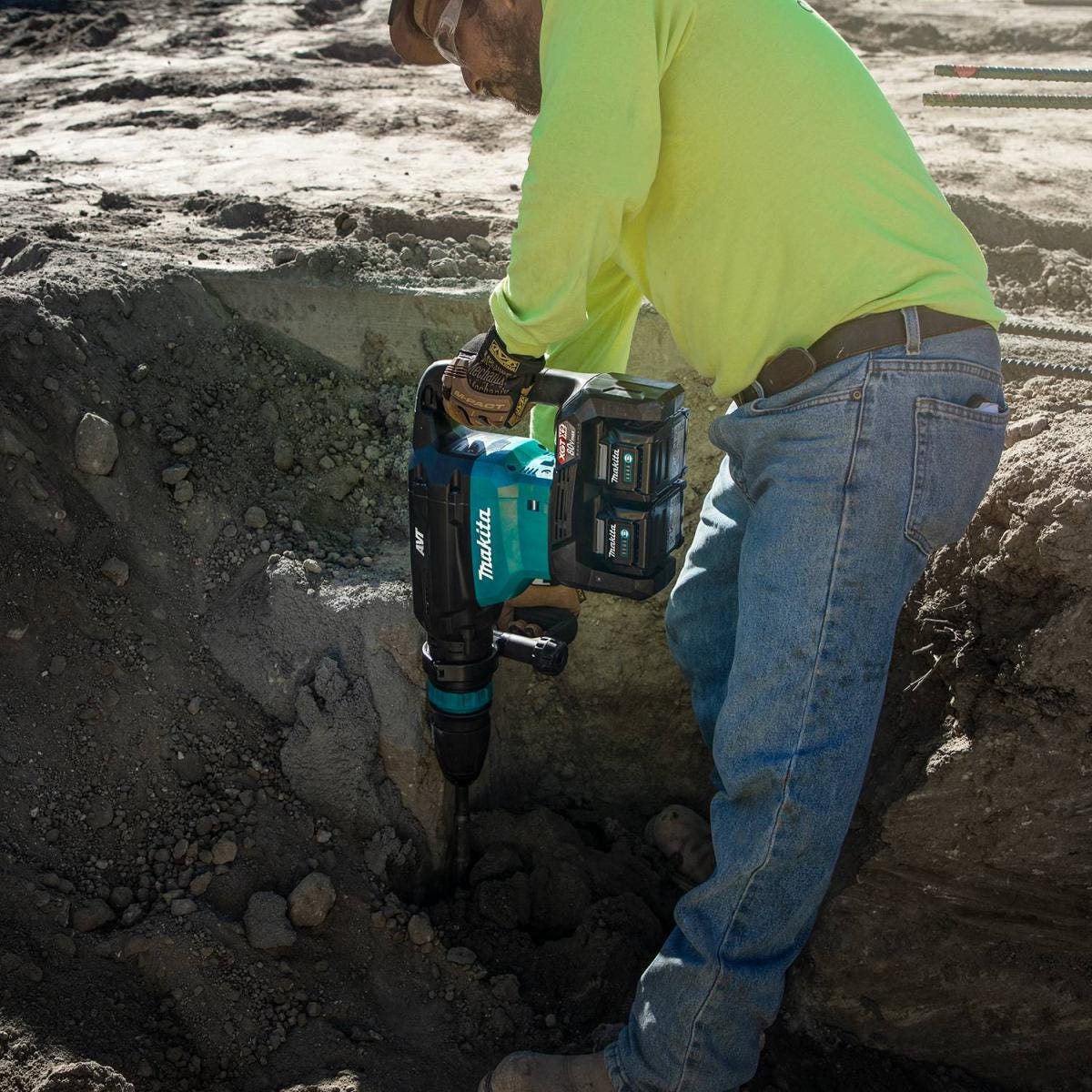 Makita GMH02PM 80V max (40V max X2) XGT Brushless 28 lb. 
SDS-MAX AVT Demolition Hammer Kit, AWS Capable (4.0Ah)