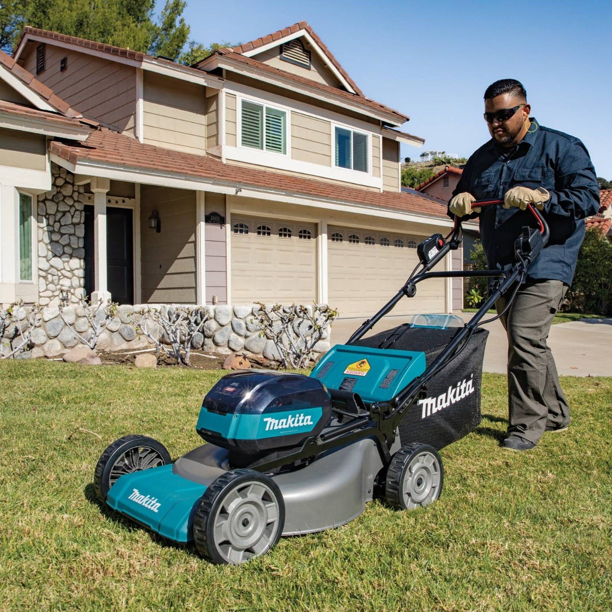 Makita GML01SM 40V max XGT Brushless 21" Self-Propelled Commercial Lawn Mower Kit (4.0Ah)