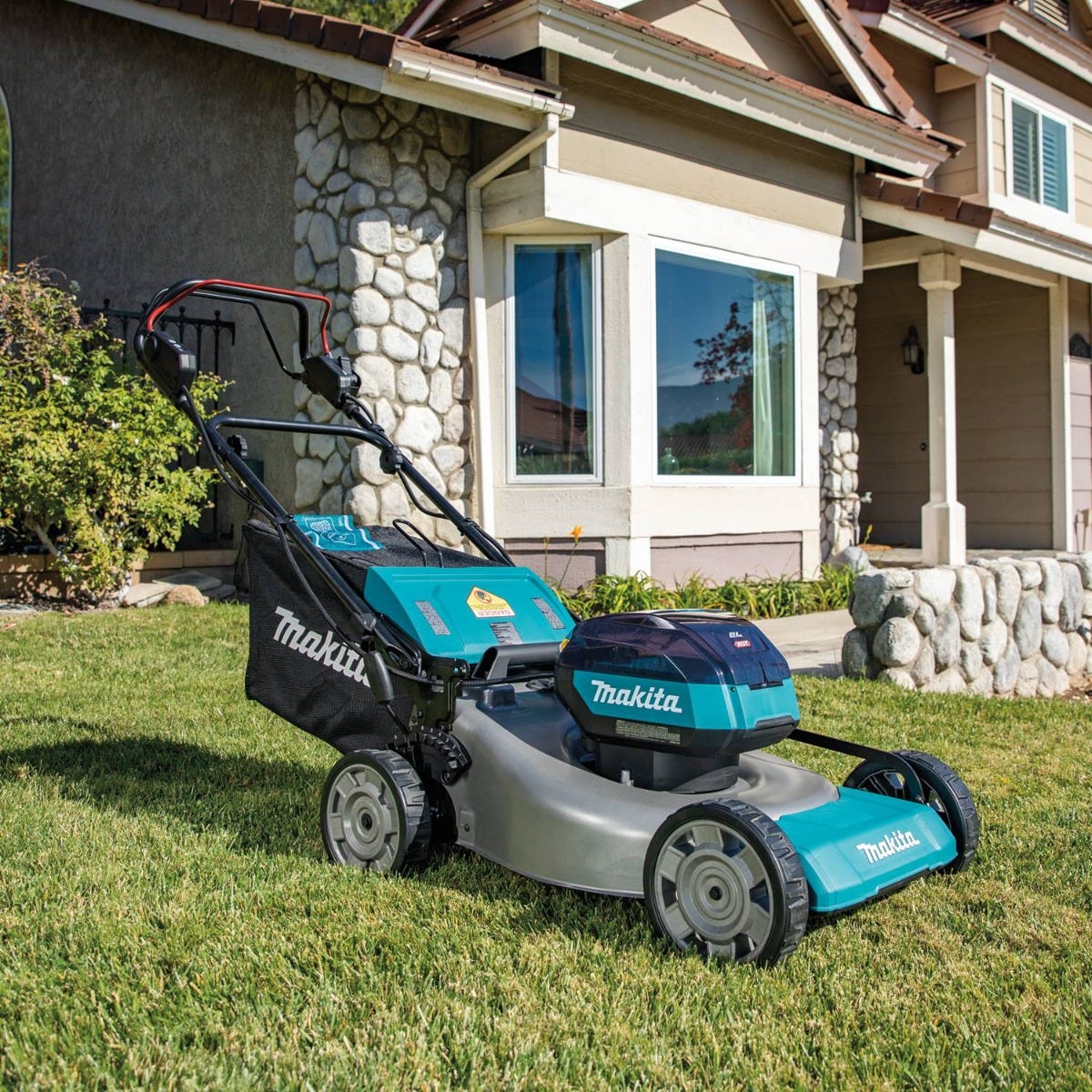 Makita GML01SM 40V max XGT Brushless 21" Self-Propelled Commercial Lawn Mower Kit (4.0Ah)