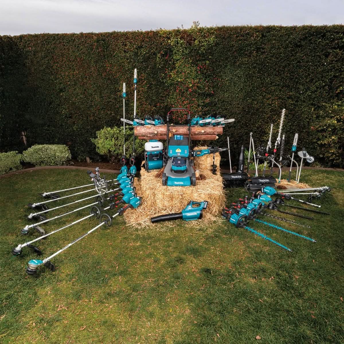 Makita 40V max XGT Brushless 30" Hedge Trimmer Kit (4.0Ah) with 4-Speed Compact Stick Vacuum