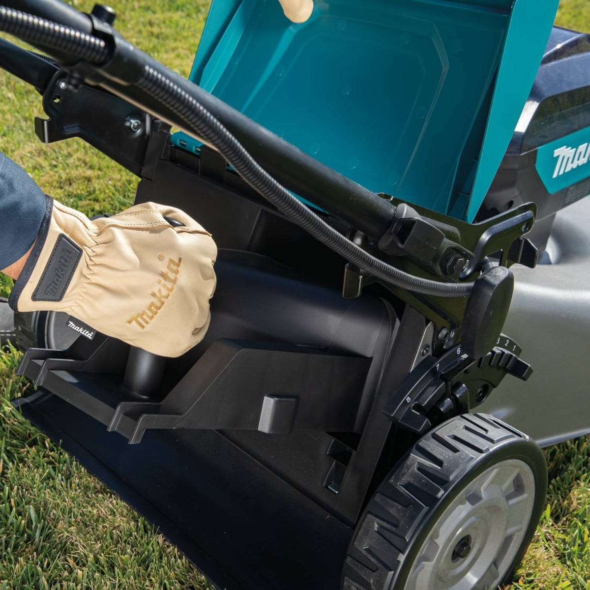 Makita GML01SM 40V max XGT Brushless 21" Self-Propelled Commercial Lawn Mower Kit (4.0Ah)