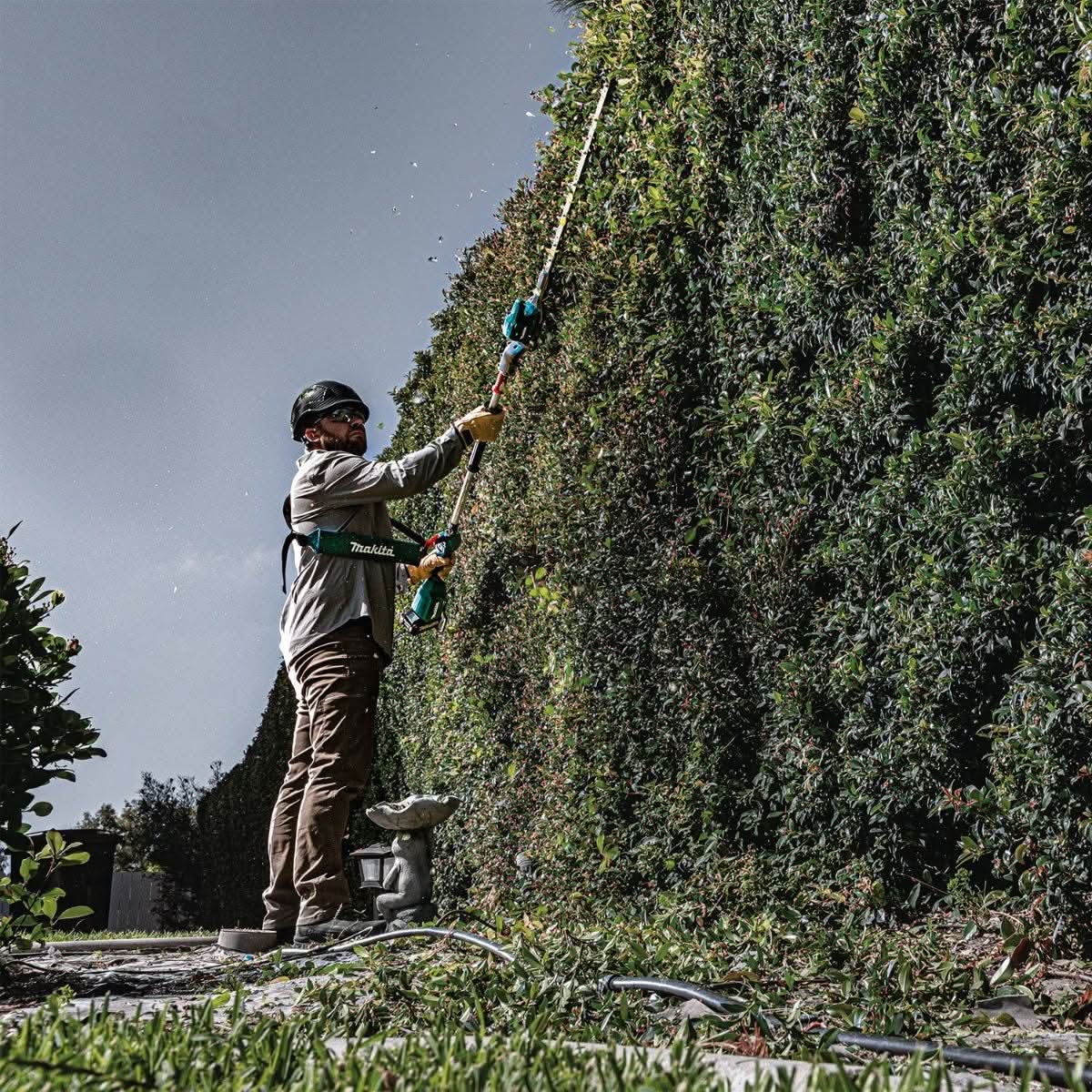 Makita GNU01M1 40V max XGT Brushless Cordless 24" Articulating Pole Hedge Trimmer Kit (4.0Ah)