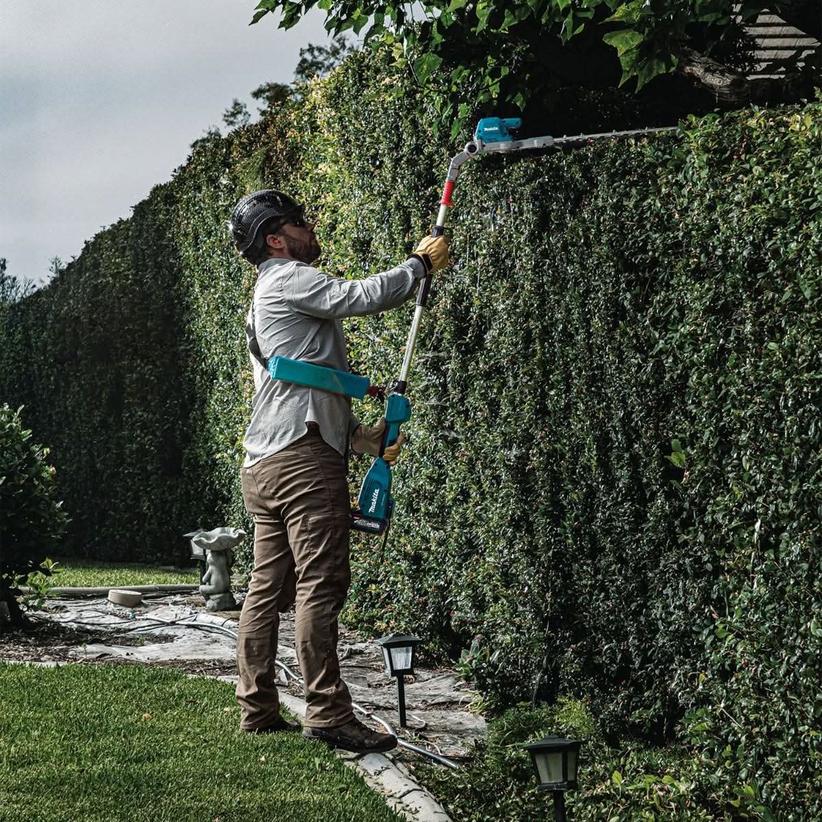 Makita GNU01M1 40V max XGT Brushless Cordless 24" Articulating Pole Hedge Trimmer Kit (4.0Ah)