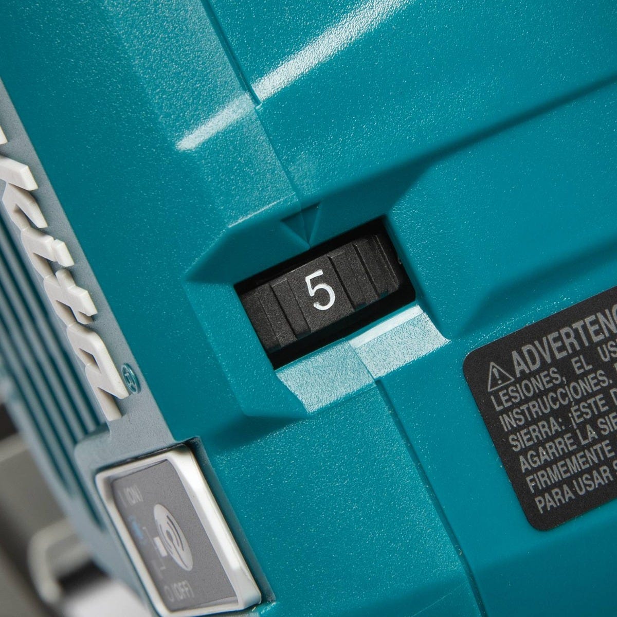 Makita 40V max XGT Brushless 2.1 Gal. HEPA Dry Dust Extractor Kit AWS (4.0Ah) w/ 40V max XGT 6-1/2" Plunge Circular Saw