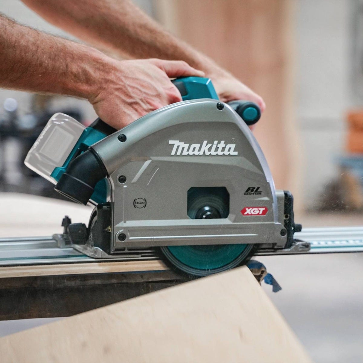 Makita 40V max XGT Brushless 2.1 Gal. HEPA Dry Dust Extractor Kit AWS (4.0Ah) w/ 40V max XGT 6-1/2" Plunge Circular Saw