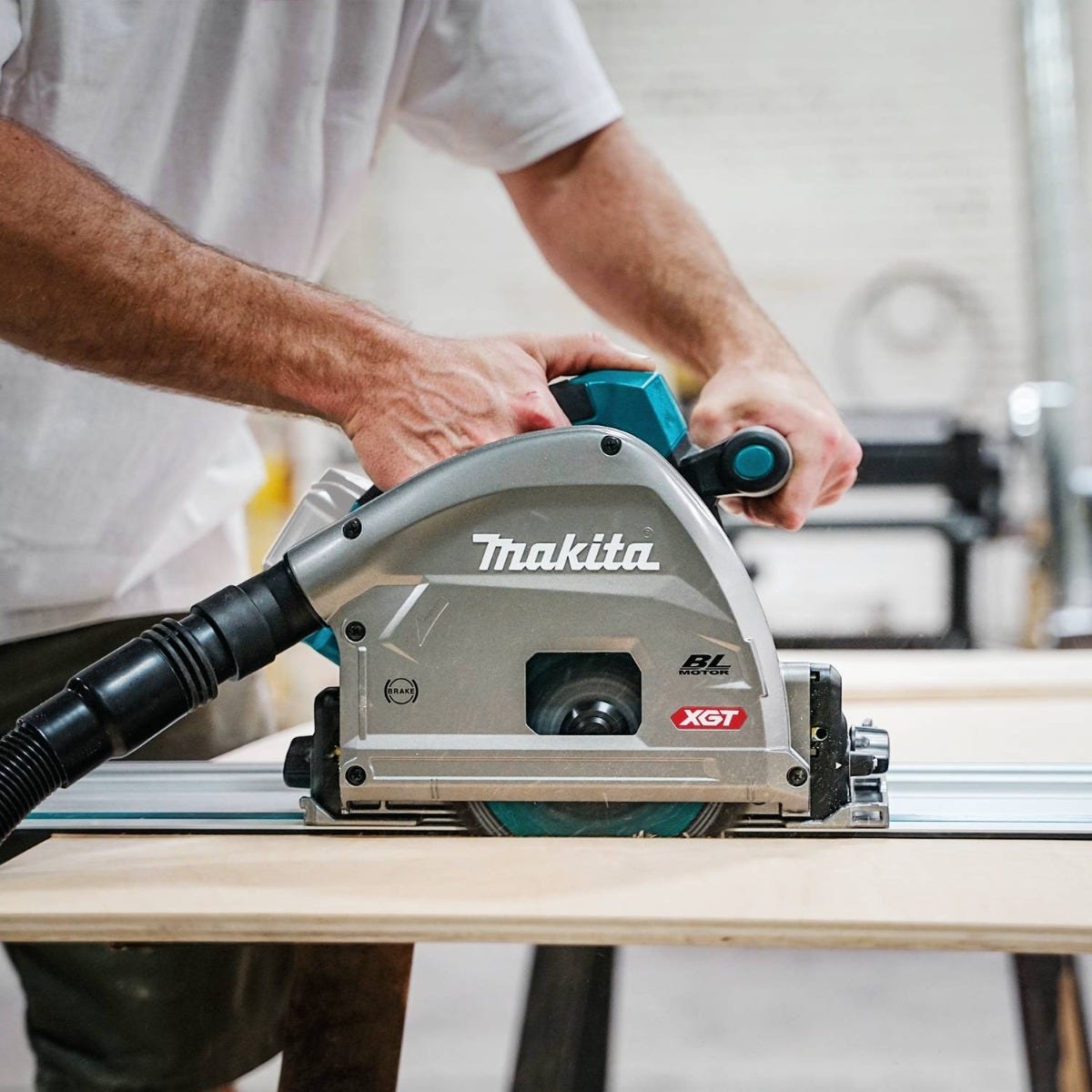 Makita 40V max XGT Brushless 2.1 Gal. HEPA Dry Dust Extractor Kit AWS (4.0Ah) w/ 40V max XGT 6-1/2" Plunge Circular Saw