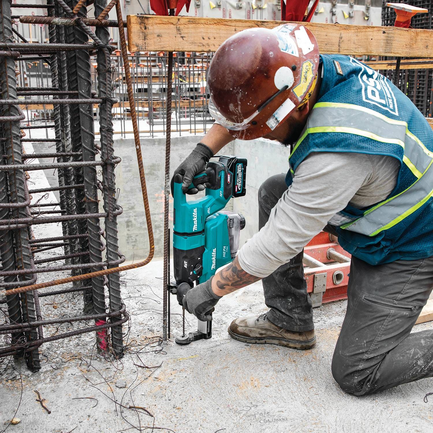 Makita GRH07M1W 40V max XGT Brushless 1-1/8" SDS-PLUS AVT Rotary Hammer (D-Handle) Kit w/ Dust Extractor, AFT, AWS Capable (4.0Ah)