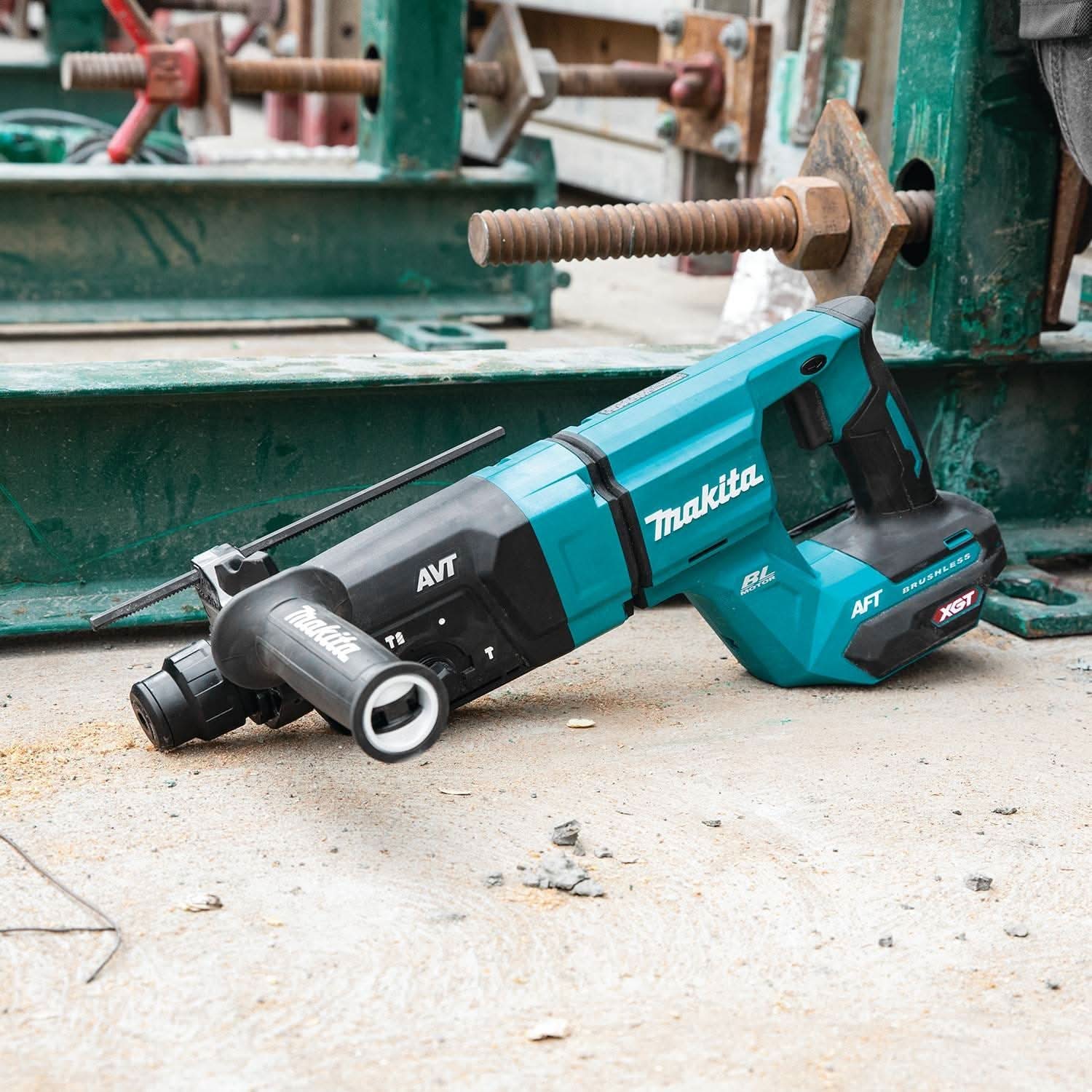Makita 40V max XGT Brushless 2.1 Gal. HEPA Dry Dust Extractor Kit AWS Capable (4.0Ah) w/ 40V max XGT 1-1/8" SDS-PLUS AVT Rotary Hammer