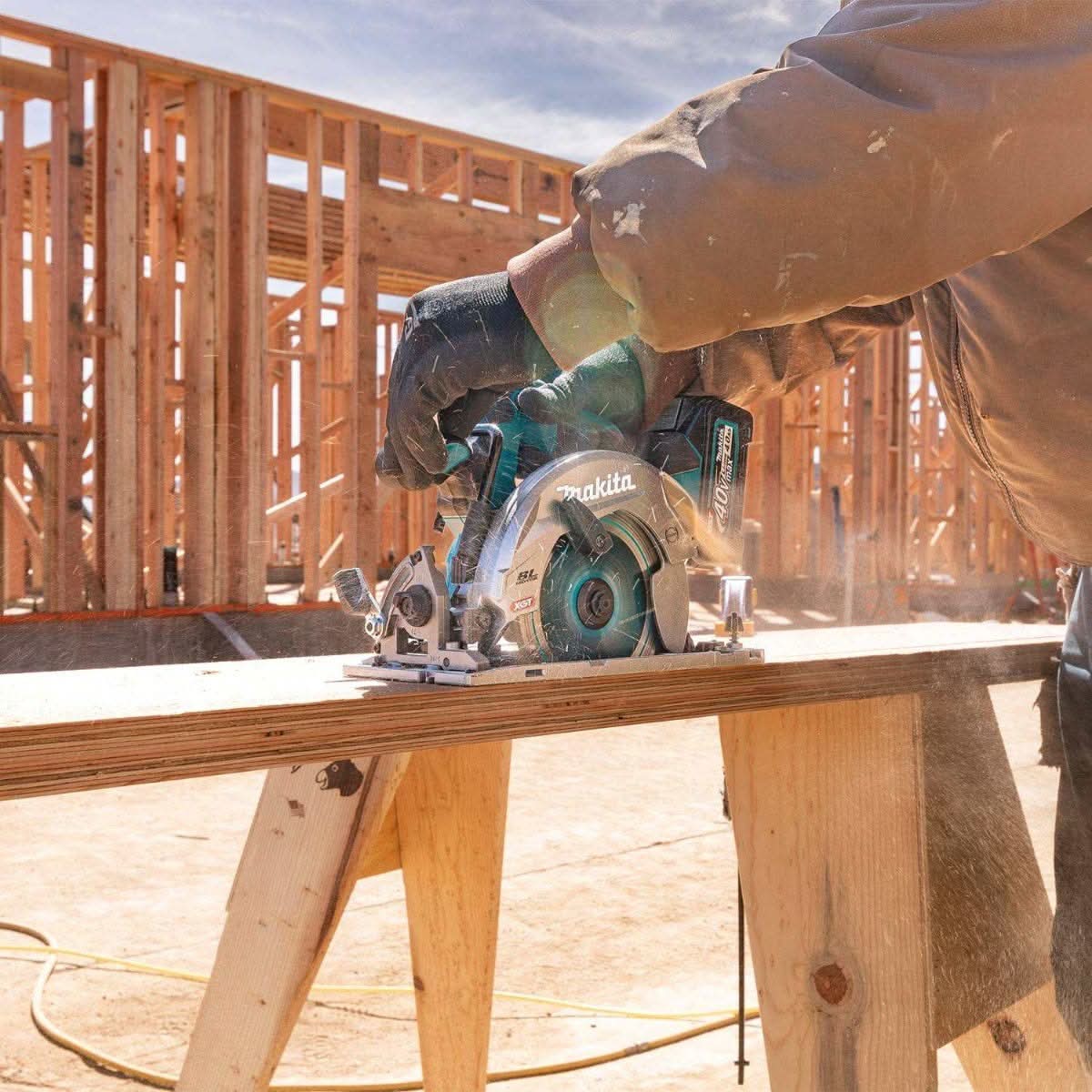 Makita 40V max XGT Brushless 6-1/2" Circular Saw Kit AWS Capable (4.0Ah) w/ 40V max XGT 13" Fan