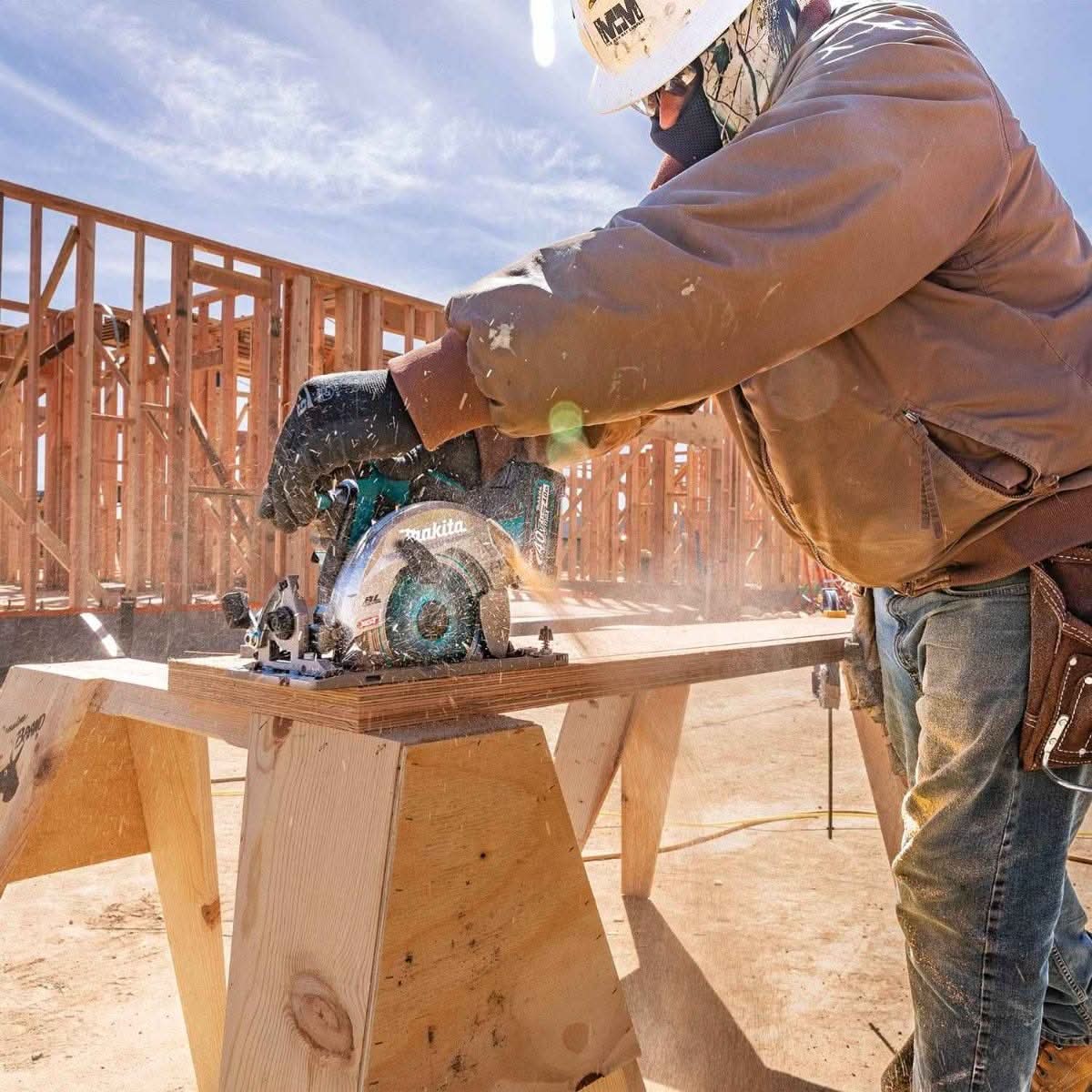 Makita 40V max XGT Brushless 6-1/2" Circular Saw Kit AWS Capable (4.0Ah) w/ 40V max XGT 13" Fan