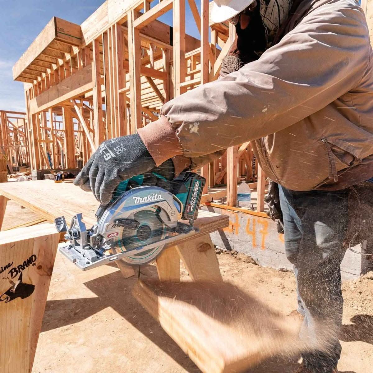 Makita 40V max XGT Brushless 6-1/2" Circular Saw Kit AWS Capable (4.0Ah) w/ 40V max XGT 13" Fan