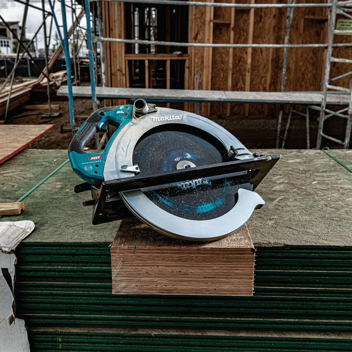 Makita GSH06T1 40V max XGTÂ® Brushless Cordless 16-5/16" Circular Saw Kit, AWS Capable (5.0Ah)