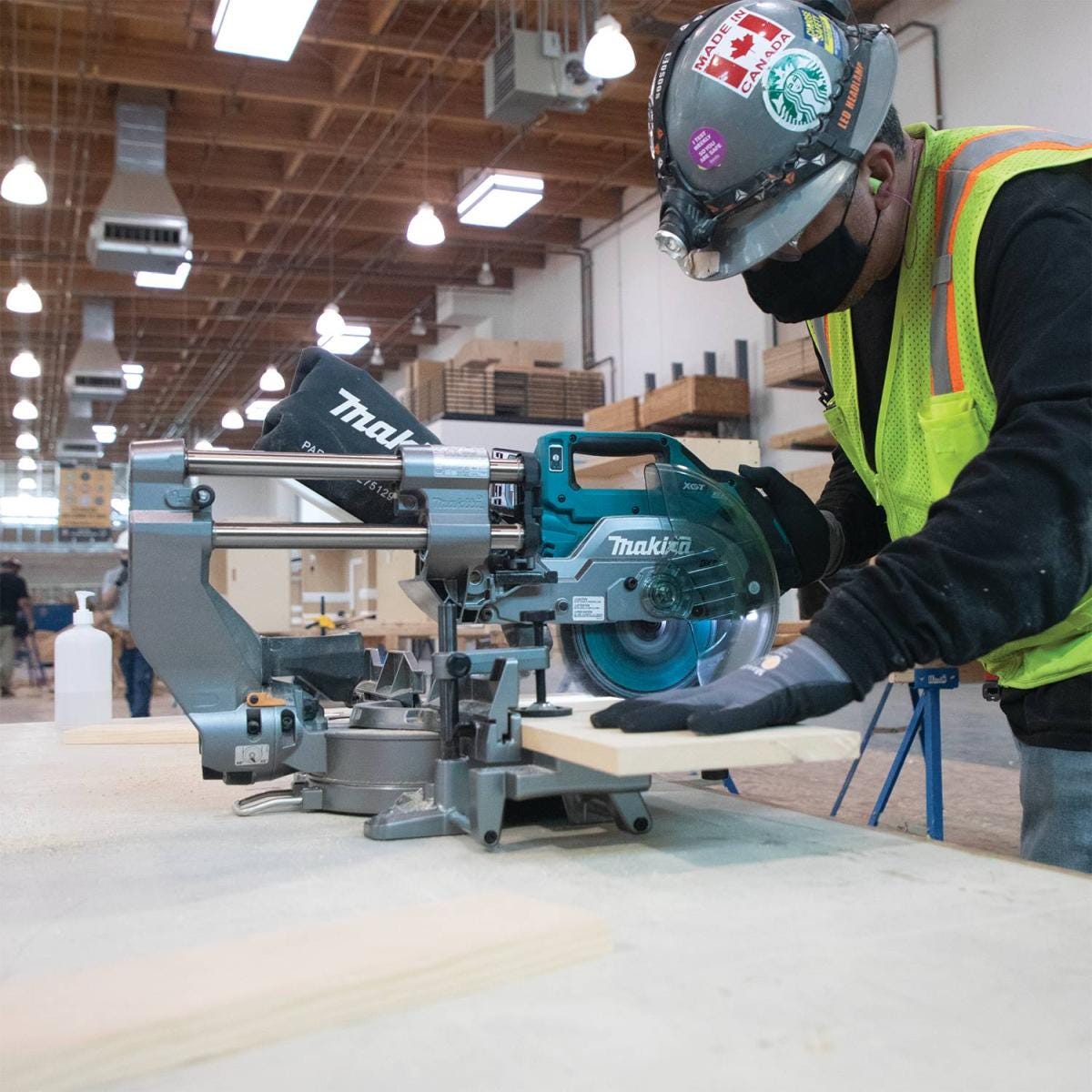 Makita GSL02M1 40V max XGT Brushless Cordless 8-1/2" Dual-Bevel Sliding Compound Miter Saw Kit, AWS Capable (4.0Ah)