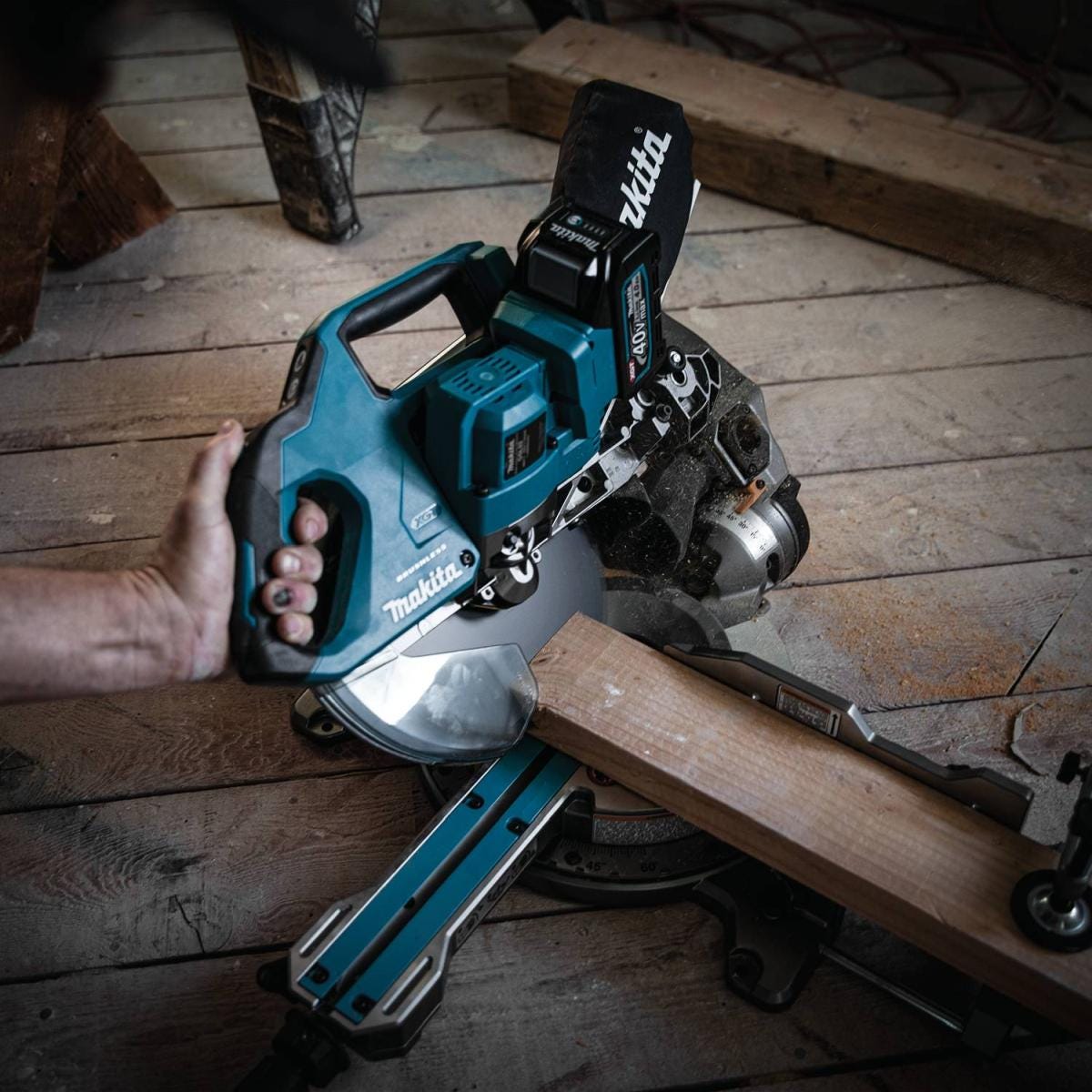 Makita GSL02M1 40V max XGT Brushless Cordless 8-1/2" Dual-Bevel Sliding Compound Miter Saw Kit, AWS Capable (4.0Ah)