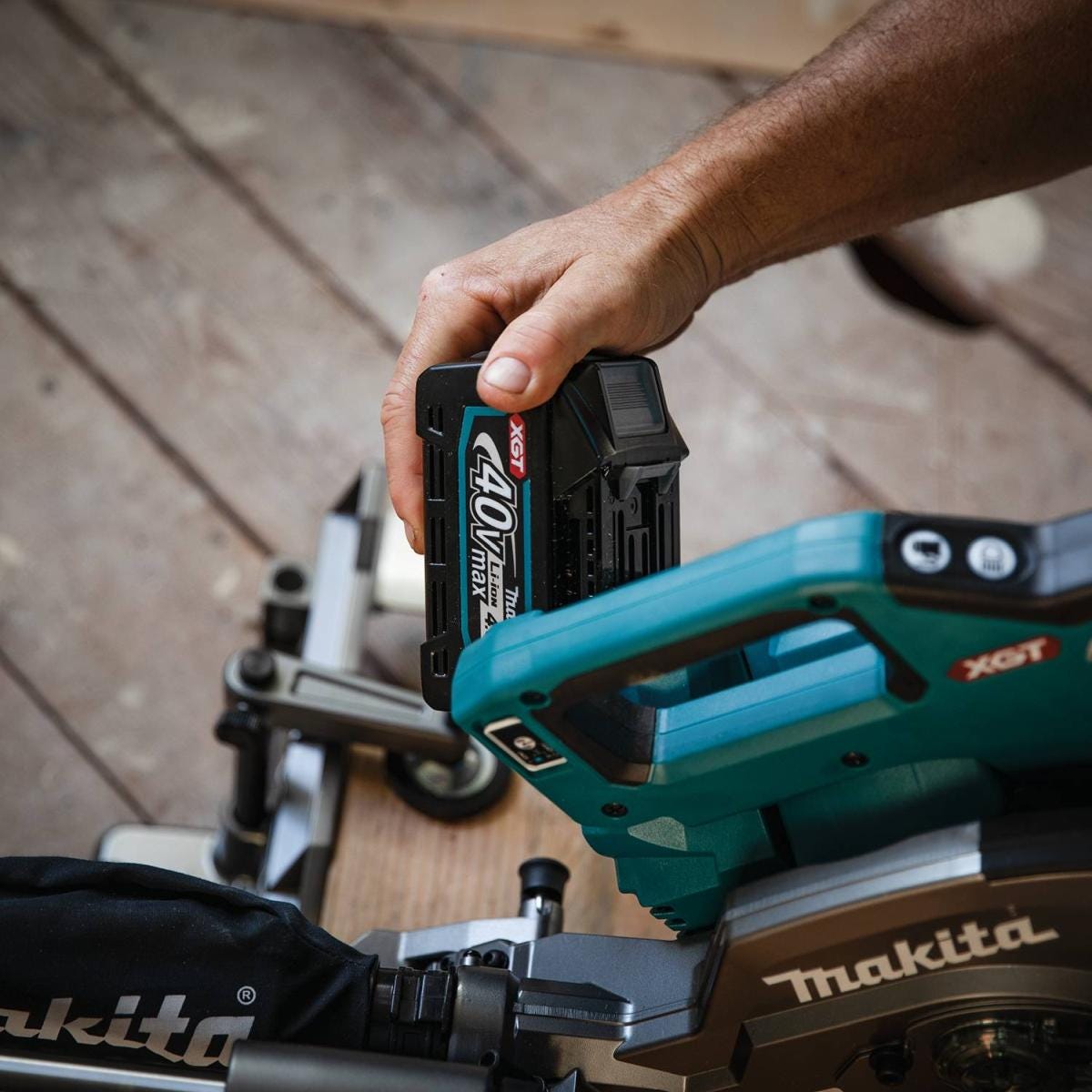 Makita GSL02M1 40V max XGT Brushless Cordless 8-1/2" Dual-Bevel Sliding Compound Miter Saw Kit, AWS Capable (4.0Ah)