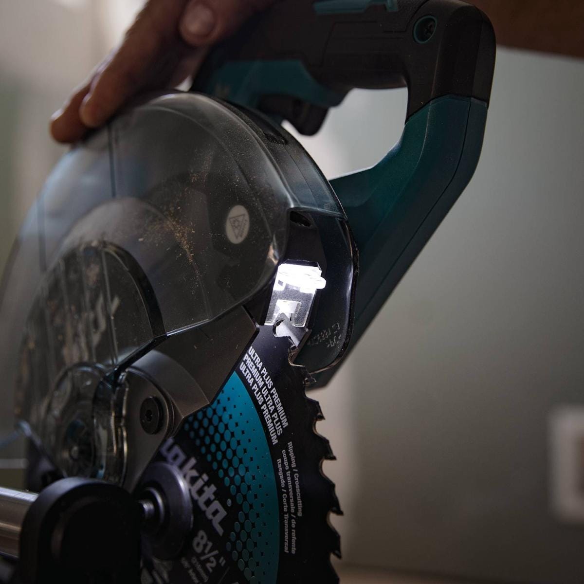 Makita GSL02M1 40V max XGT Brushless Cordless 8-1/2" Dual-Bevel Sliding Compound Miter Saw Kit, AWS Capable (4.0Ah)