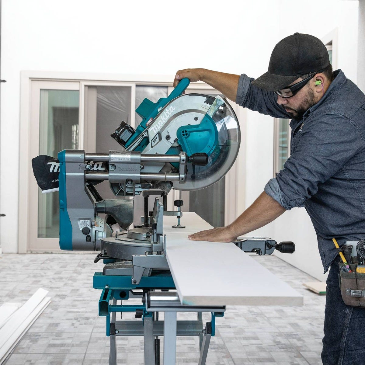 Makita GSL04M1 40V max XGT Brushless Cordless 12" Dual-Bevel Sliding Compound Miter Saw Kit, AWS Capable (4.0Ah)