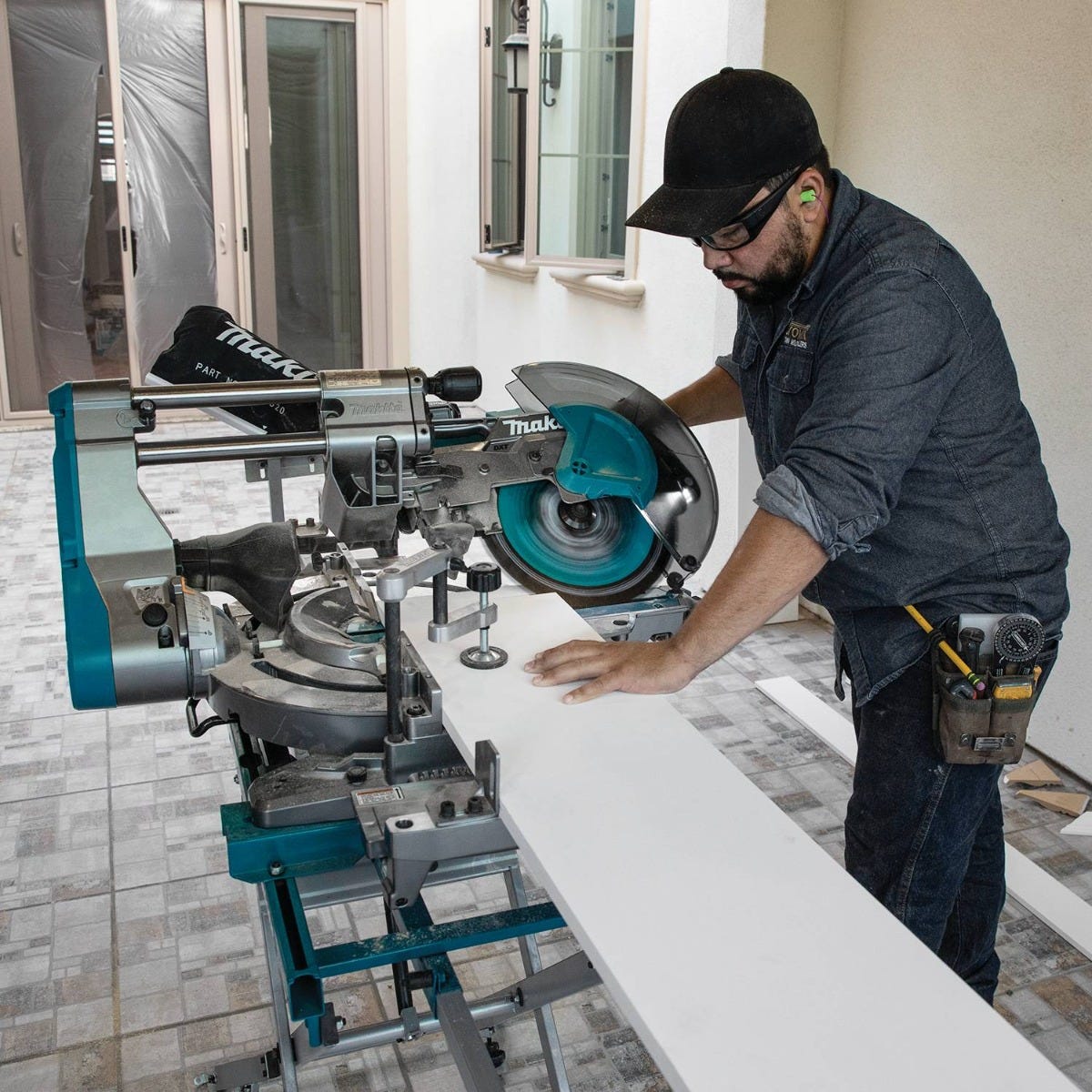 Makita GSL04M1 40V max XGT Brushless Cordless 12" Dual-Bevel Sliding Compound Miter Saw Kit, AWS Capable (4.0Ah)