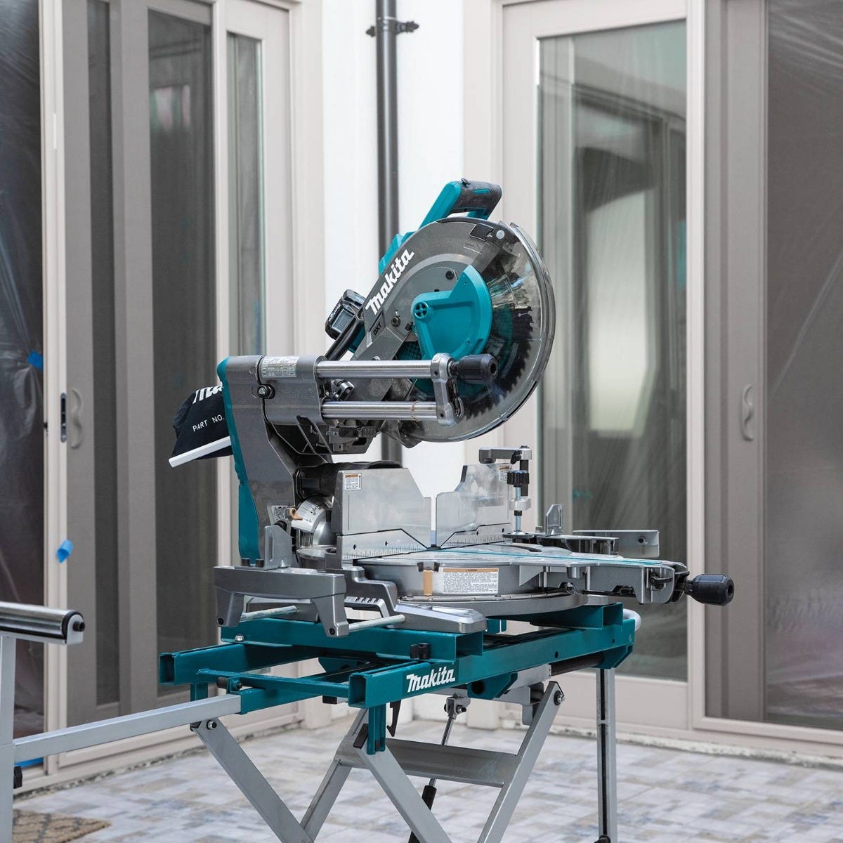 Makita GSL04M1 40V max XGT Brushless Cordless 12" Dual-Bevel Sliding Compound Miter Saw Kit, AWS Capable (4.0Ah)