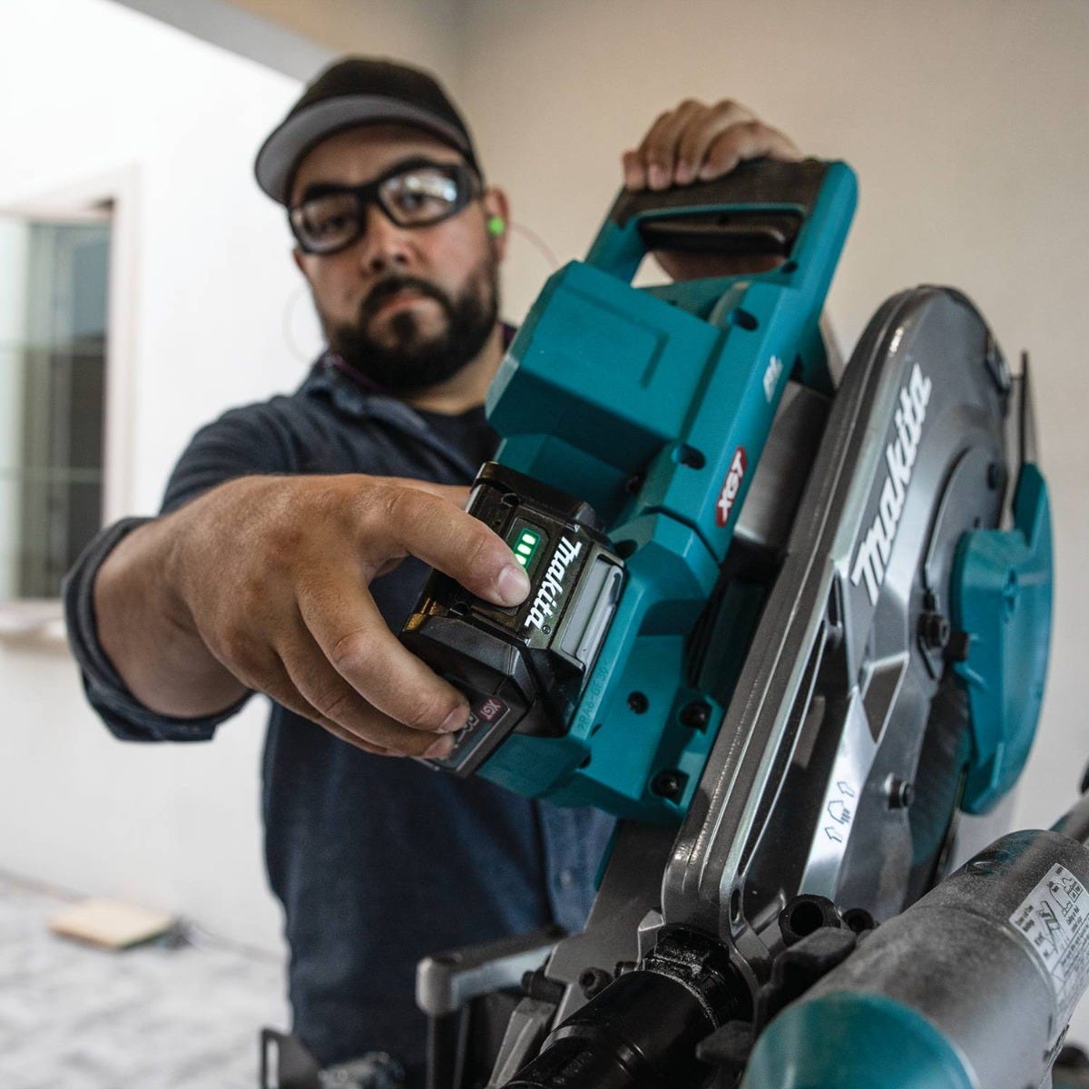 Makita GSL04M1 40V max XGT Brushless Cordless 12" Dual-Bevel Sliding Compound Miter Saw Kit, AWS Capable (4.0Ah)