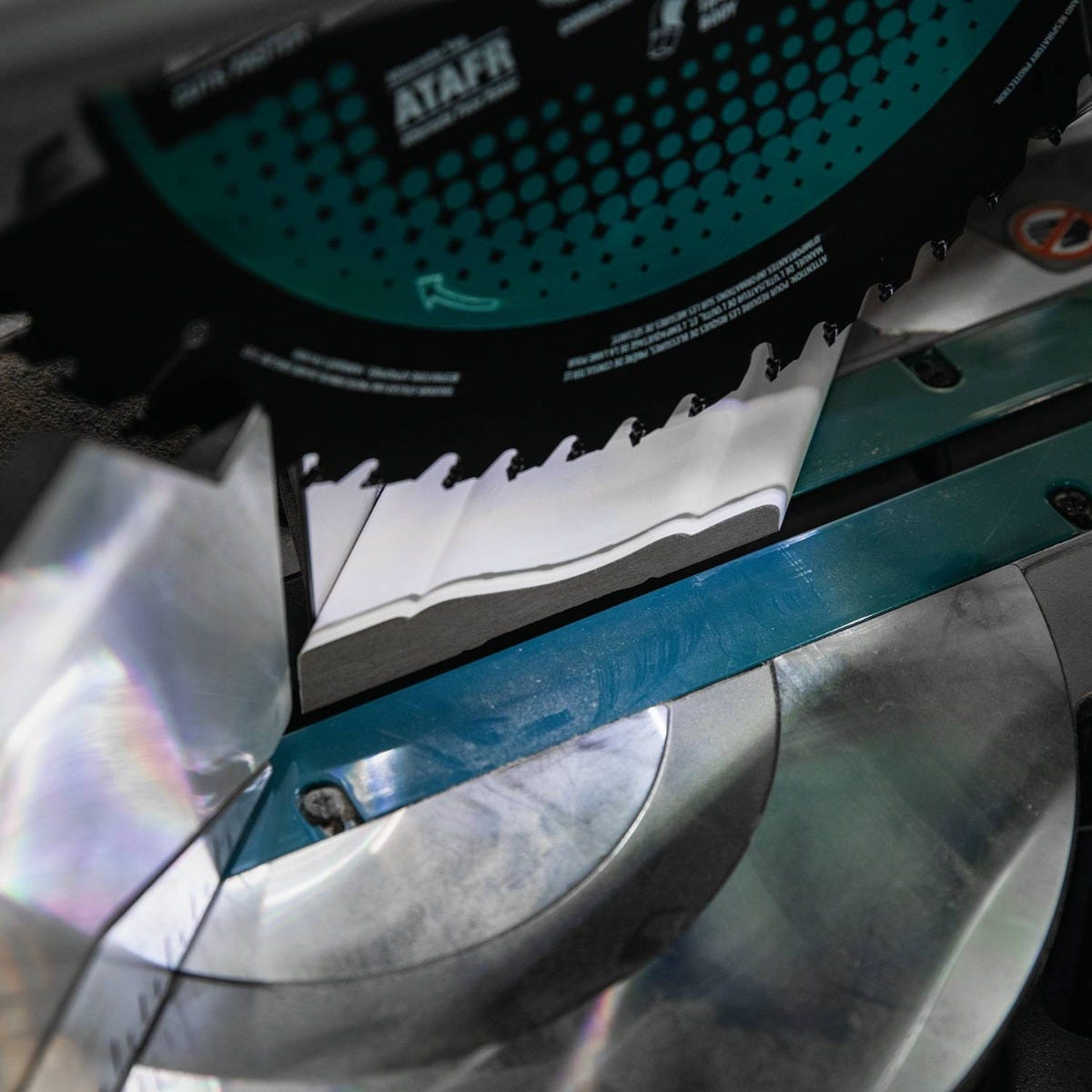 Makita GSL04M1 40V max XGT Brushless Cordless 12" Dual-Bevel Sliding Compound Miter Saw Kit, AWS Capable (4.0Ah)