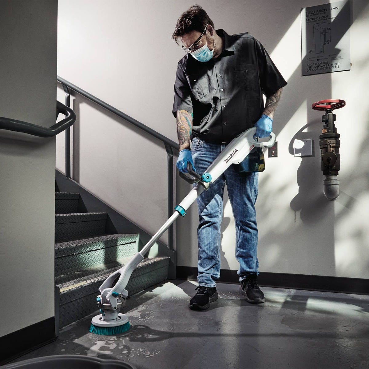 Makita GSP01M1 40V max XGTÂ® Brushless Cordless Telescoping 8" Polisher / Scrubber Kit, (4.0Ah)