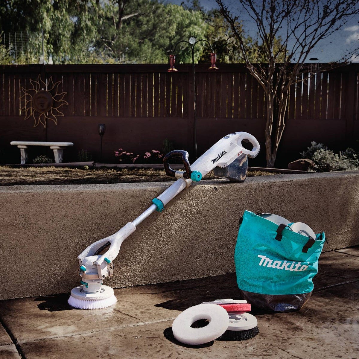 Makita GSP01M1 40V max XGTÂ® Brushless Cordless Telescoping 8" Polisher / Scrubber Kit, (4.0Ah)