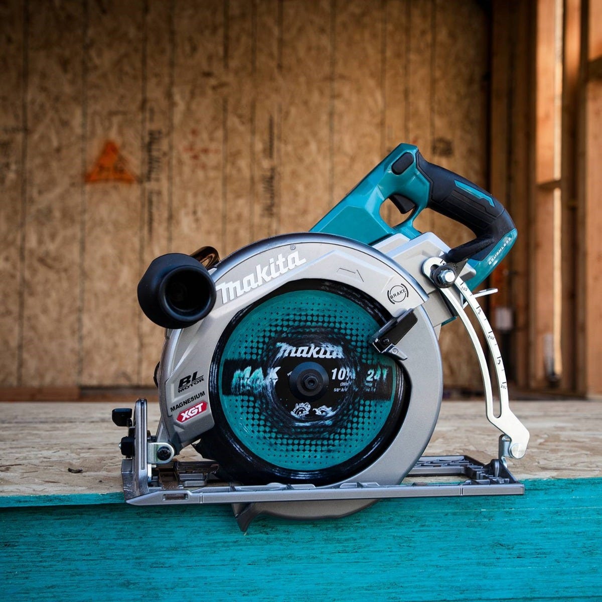 Makita GSR02M1 40V max XGT Brushless Cordless Rear Handle 10-1/4" Circular Saw Kit, AWS Capable (4.0Ah)