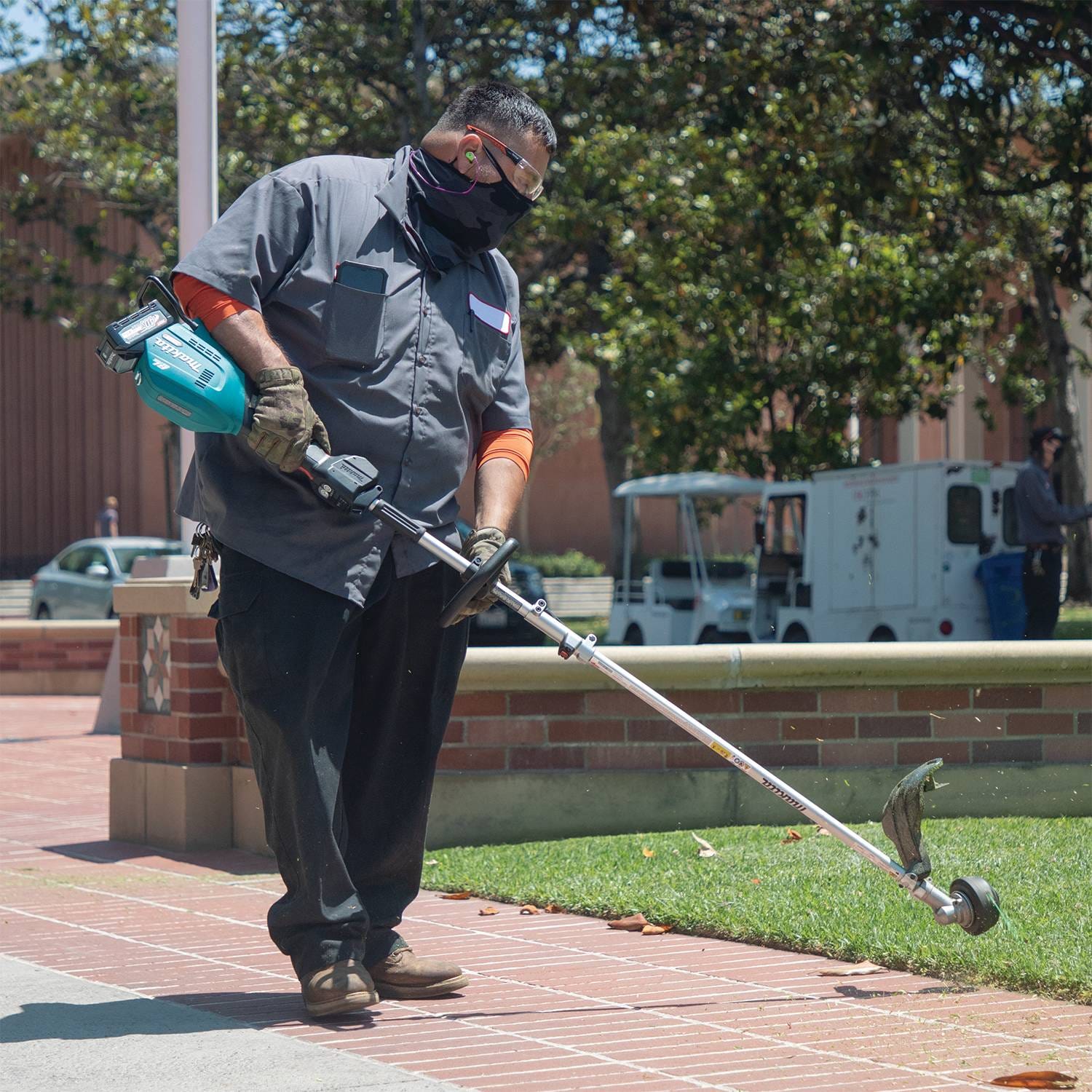 Makita GUX01JM1X1 40V max XGT Brushless Cordless Couple Shaft Power Head Kit with 17" String Trimmer Attachment (4.0Ah)