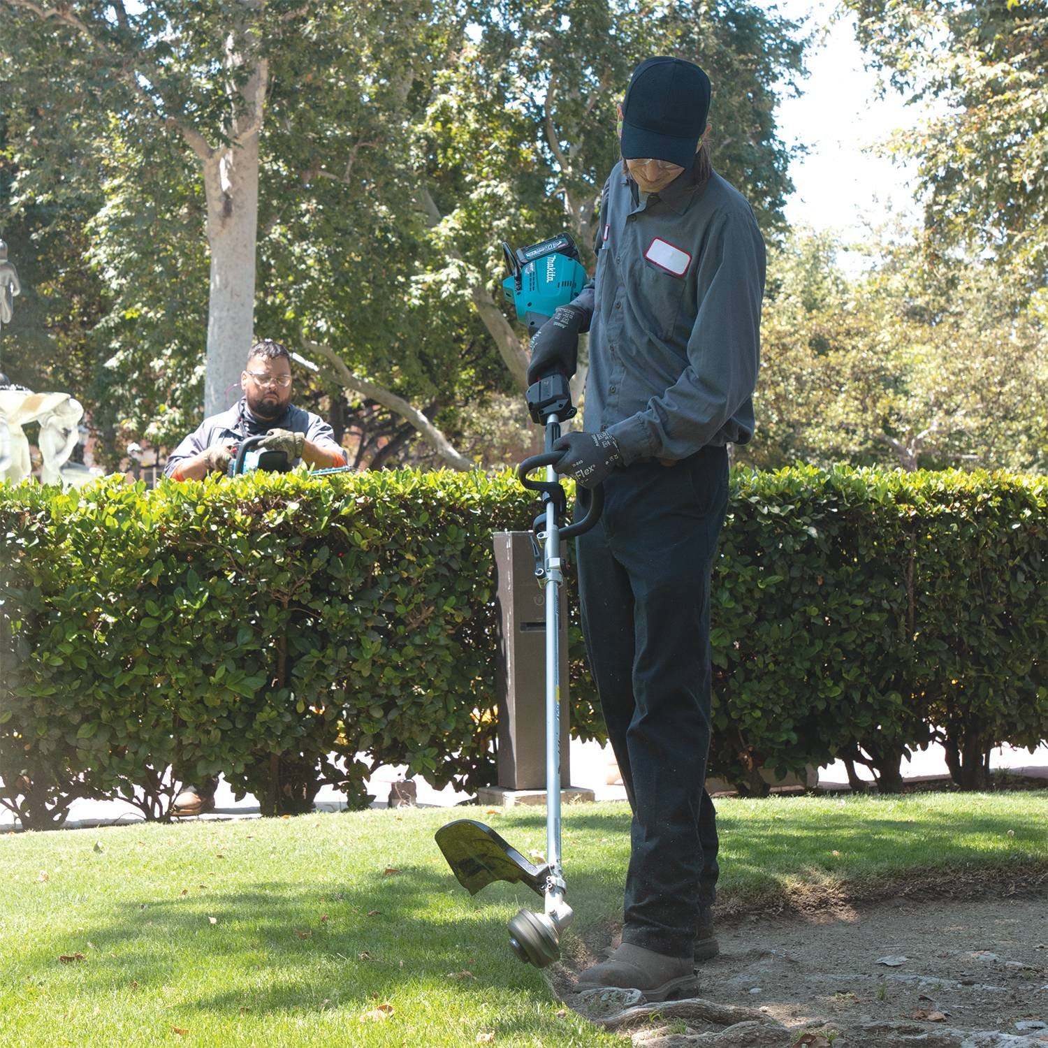 Makita GUX01JM1X1 40V max XGT Brushless Cordless Couple Shaft Power Head Kit with 17" String Trimmer Attachment (4.0Ah)