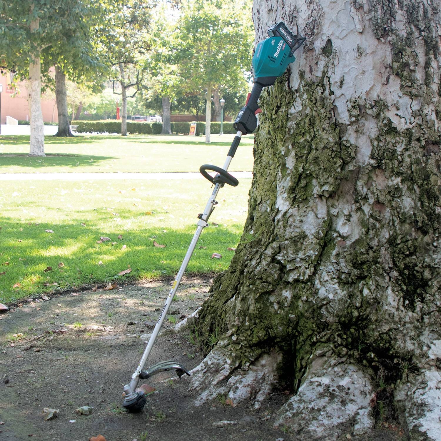 Makita GUX01JM1X1 40V max XGT Brushless Cordless Couple Shaft Power Head Kit with 17" String Trimmer Attachment (4.0Ah)