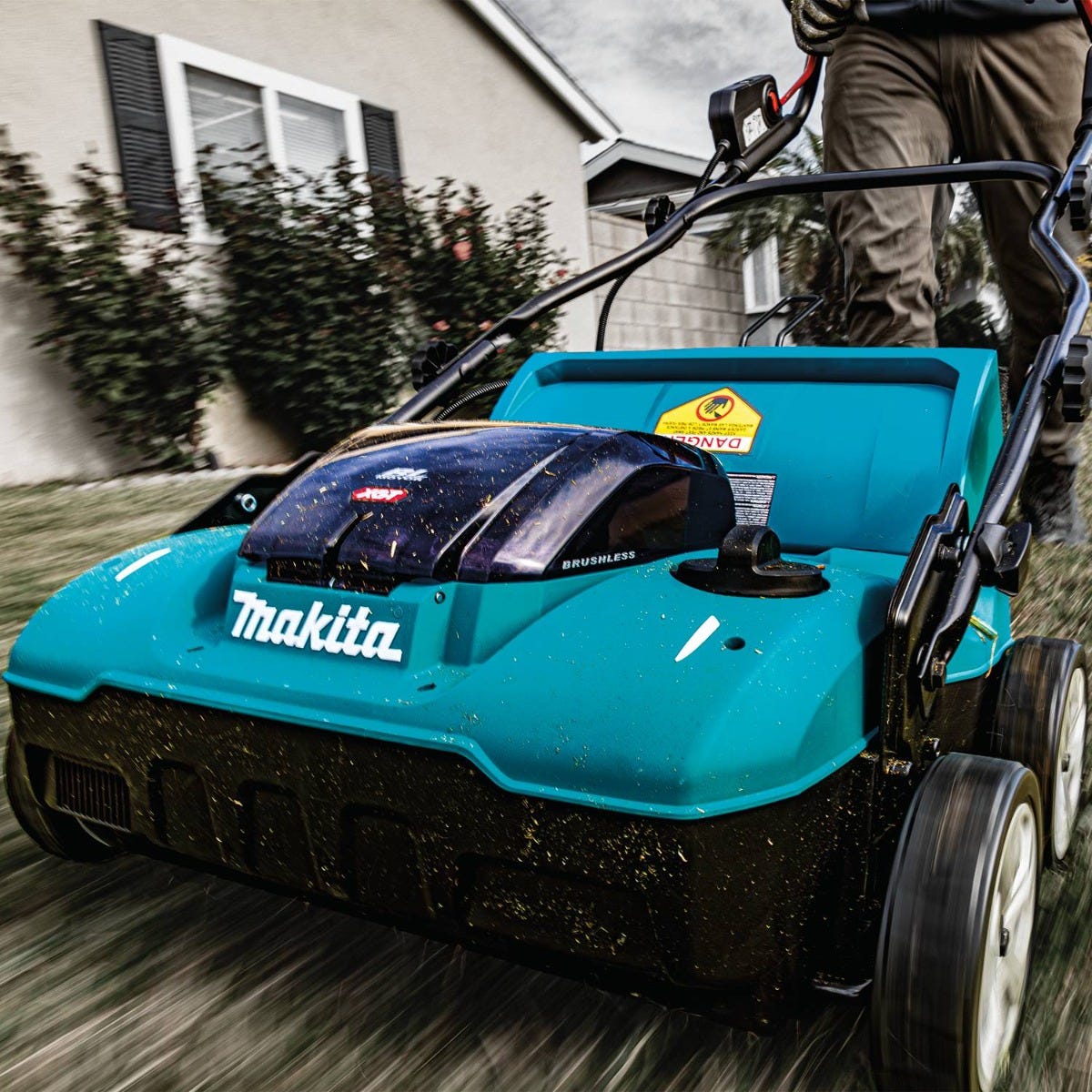 Makita GVU01SM 40V max XGT Brushless Cordless 15" Dethatcher / Scarifier Kit (4.0Ah)