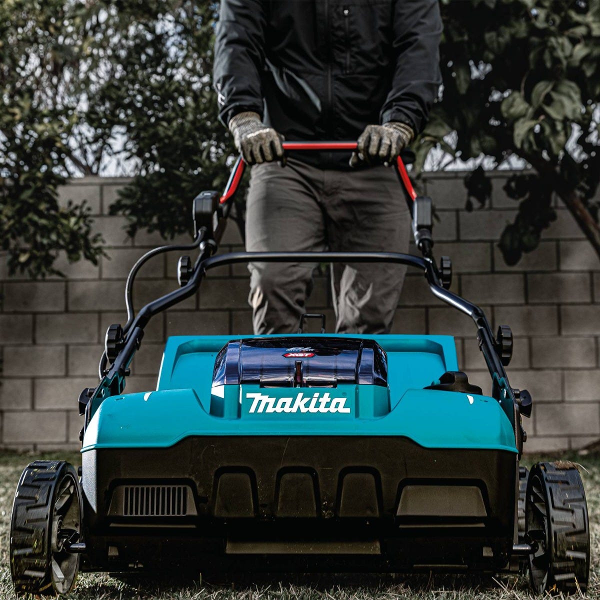 Makita GVU01SM 40V max XGT Brushless Cordless 15" Dethatcher / Scarifier Kit (4.0Ah)