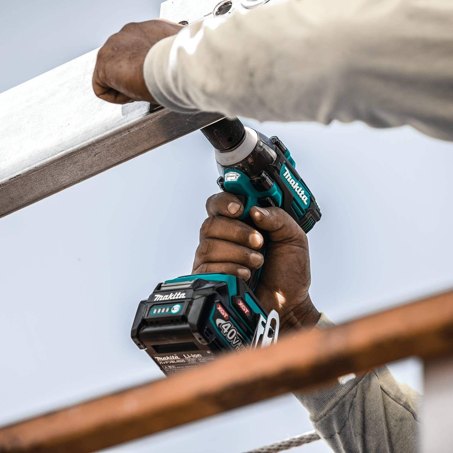 Makita GWT05D 40V max XGT Brushless Cordless 4-Speed 1/2" Sq. Drive Impact Wrench Kit w/ Detent Anvil (2.5Ah)