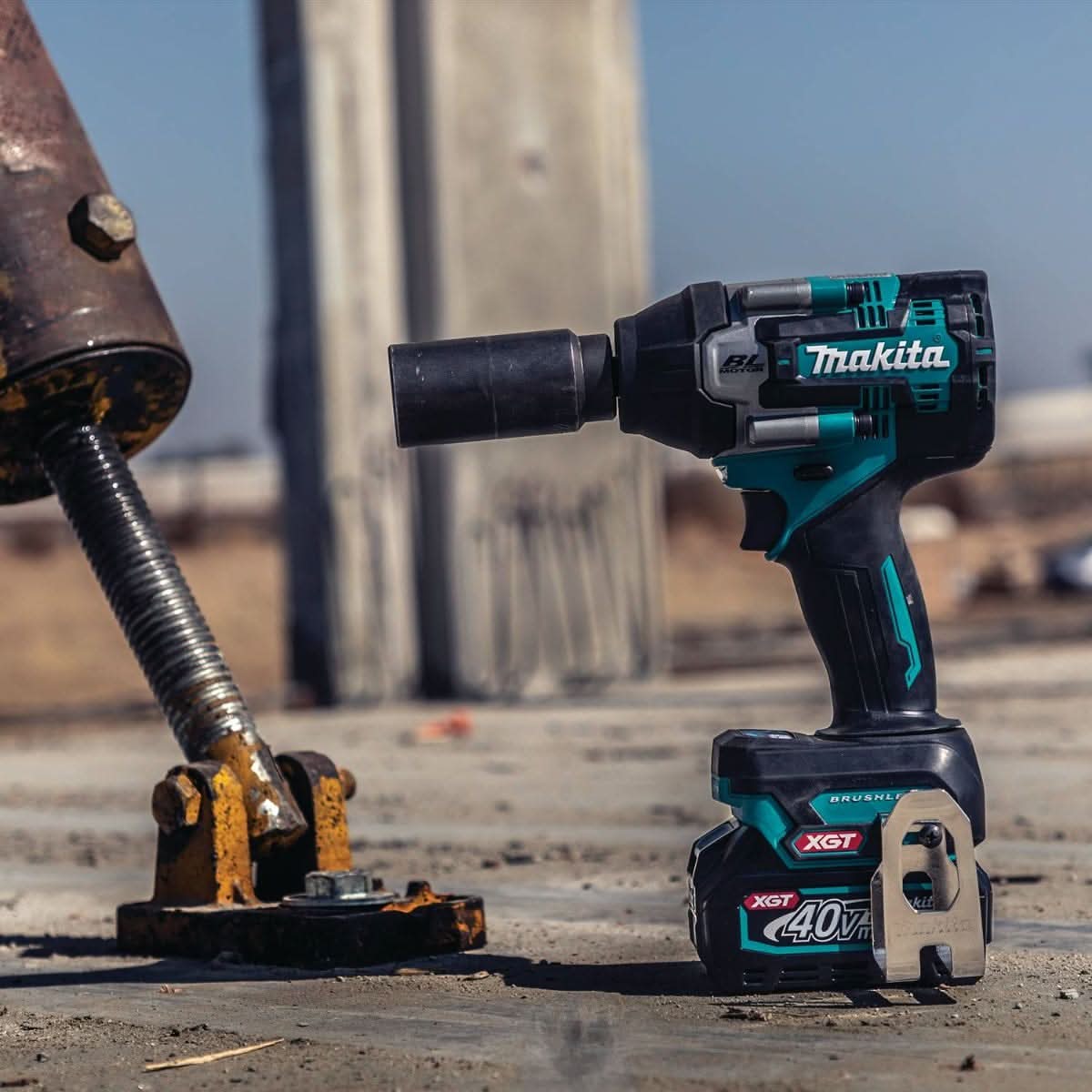 Makita GWT07D 40V max XGT Brushless Cordless 4-Speed Mid-Torque 1/2" Sq. Drive Impact Wrench Kit w/ Friction Ring Anvil (2.5Ah)