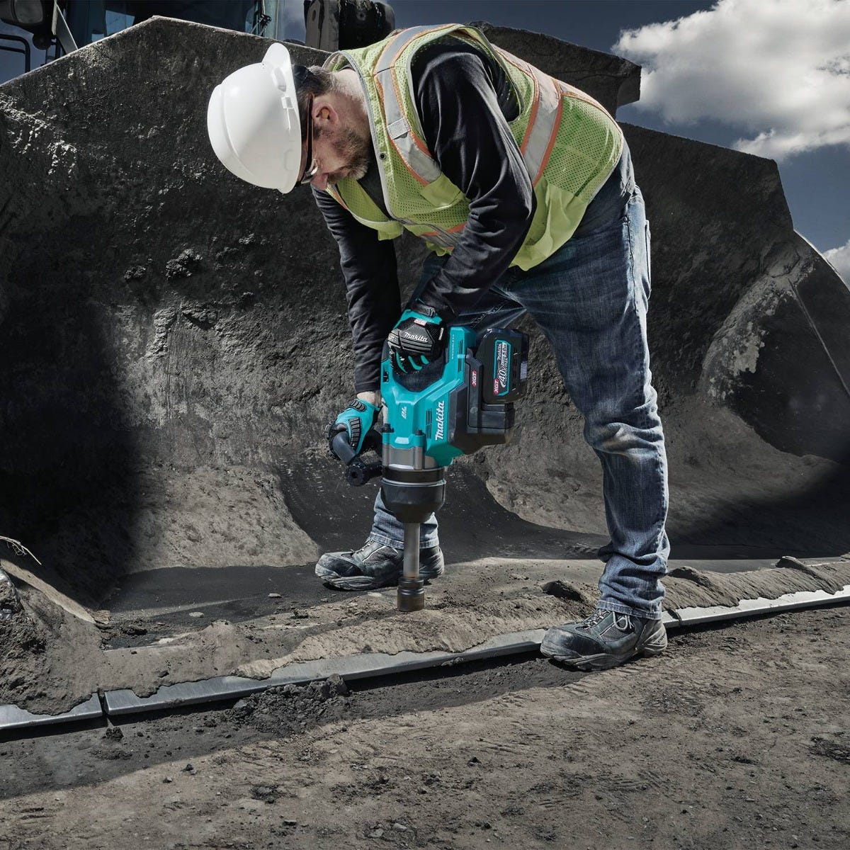 Makita GWT10T 40V max XGT Brushless 4-Speed High-Torque 1 in. Sq. Drive D-Handle Extended Anvil Impact Wrench 5.0Ah Kit (Friction Ring)