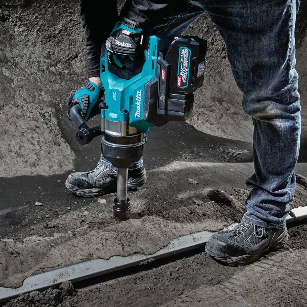 Makita GWT10T 40V max XGT Brushless 4-Speed High-Torque 1 in. Sq. Drive D-Handle Extended Anvil Impact Wrench 5.0Ah Kit (Friction Ring)