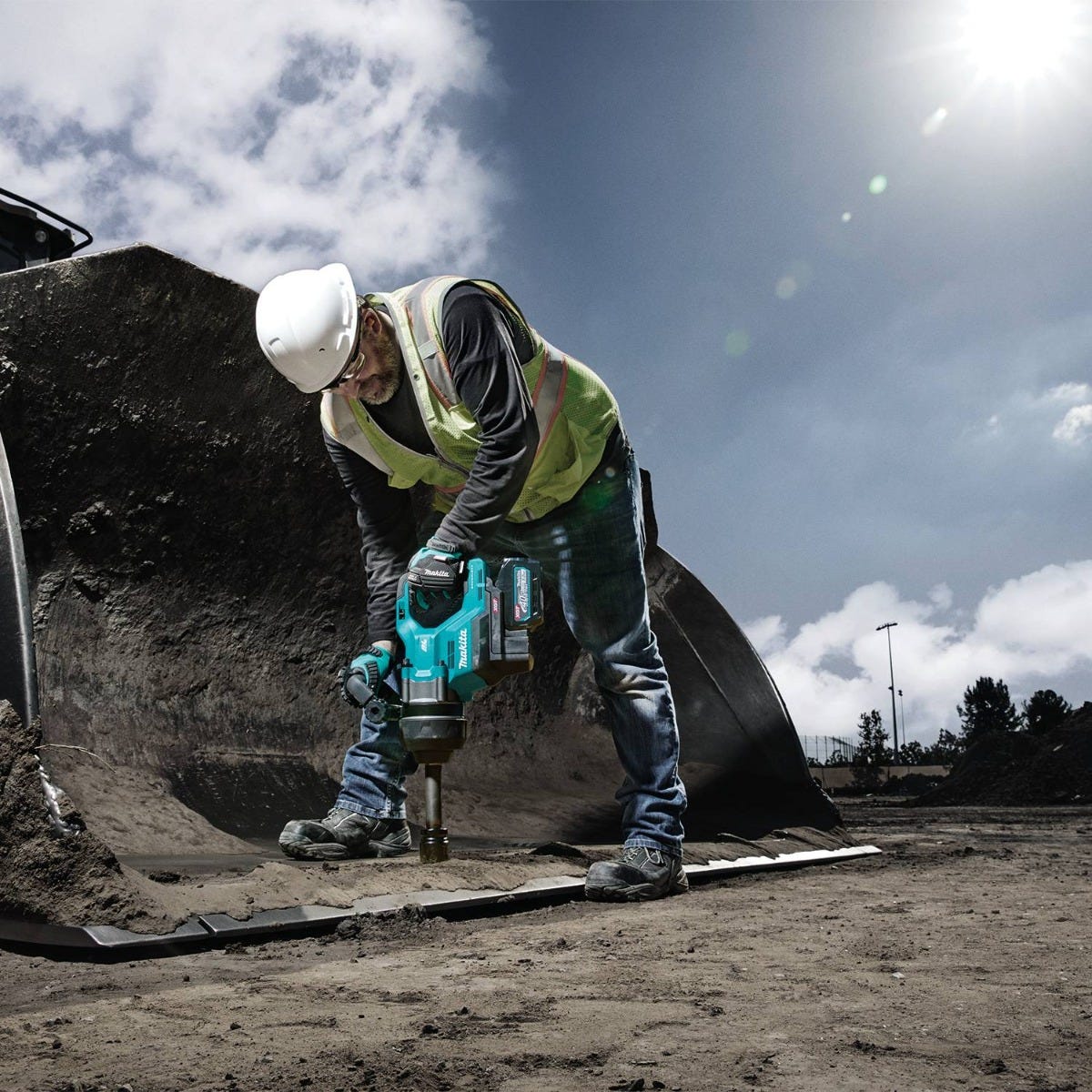 Makita GWT10T 40V max XGT Brushless 4-Speed High-Torque 1 in. Sq. Drive D-Handle Extended Anvil Impact Wrench 5.0Ah Kit (Friction Ring)