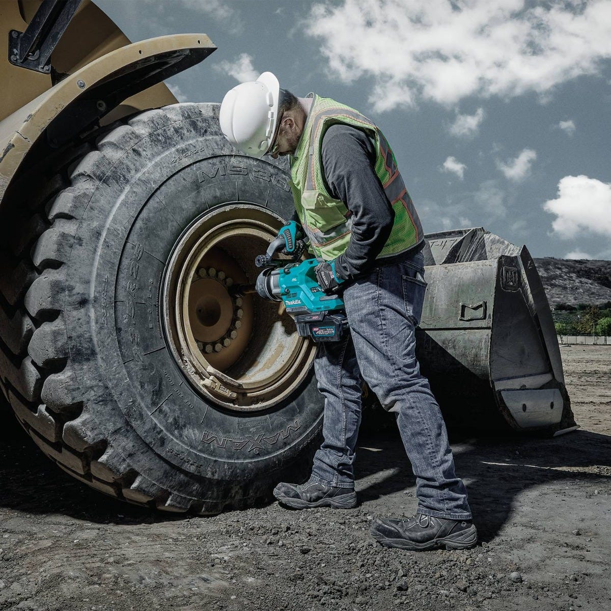 Makita GWT10T 40V max XGT Brushless 4-Speed High-Torque 1 in. Sq. Drive D-Handle Extended Anvil Impact Wrench 5.0Ah Kit (Friction Ring)